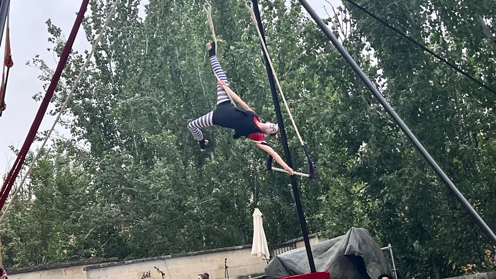 Muestra de la Escuela de Circo Capicúa en la plaza General Alsina. Foto Mercedes Manterola