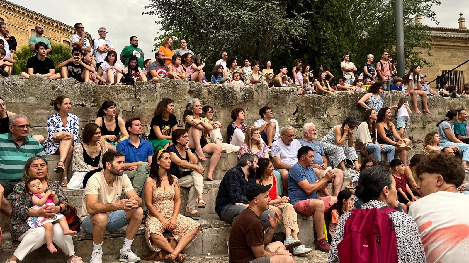 Muestra de la Escuela de Circo Capicúa en la plaza General Alsina. Foto Mercedes Manterola