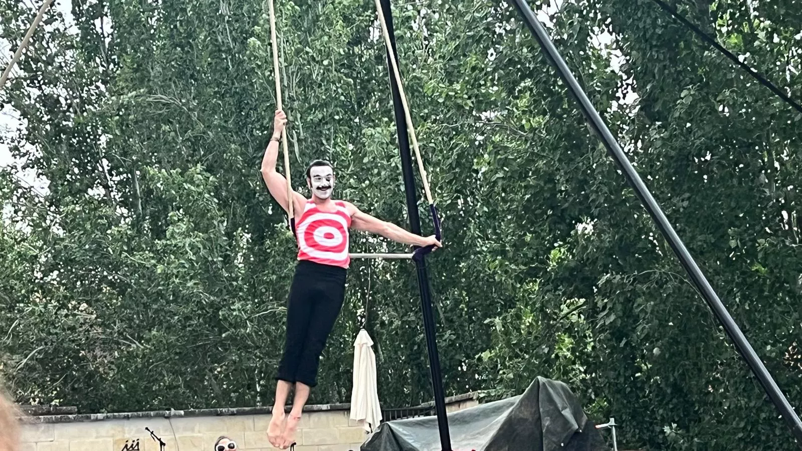 Muestra de la Escuela de Circo Capicúa en la plaza General Alsina. Foto Mercedes Manterola