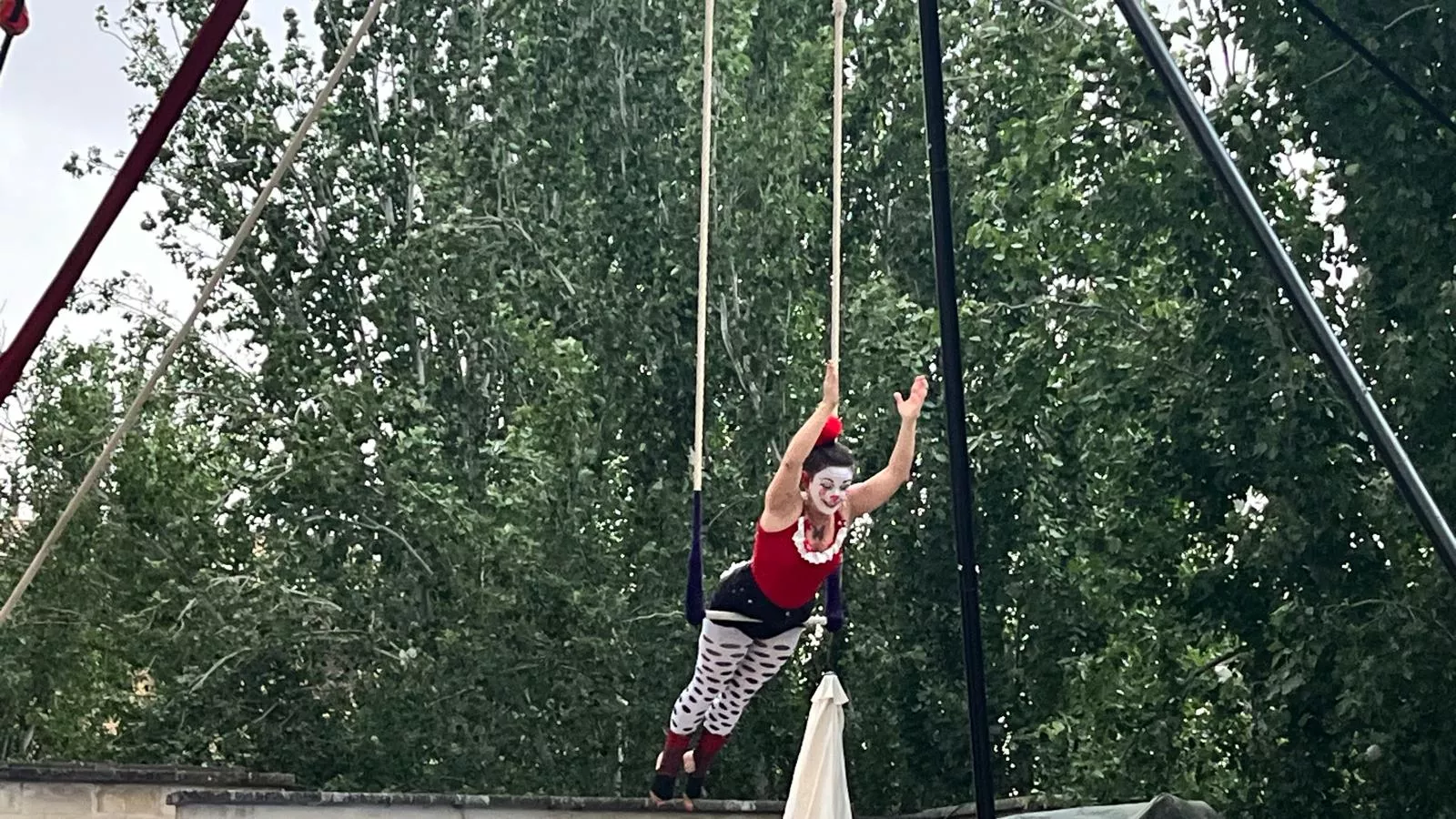 Muestra de la Escuela de Circo Capicúa en la plaza General Alsina. Foto Mercedes Manterola