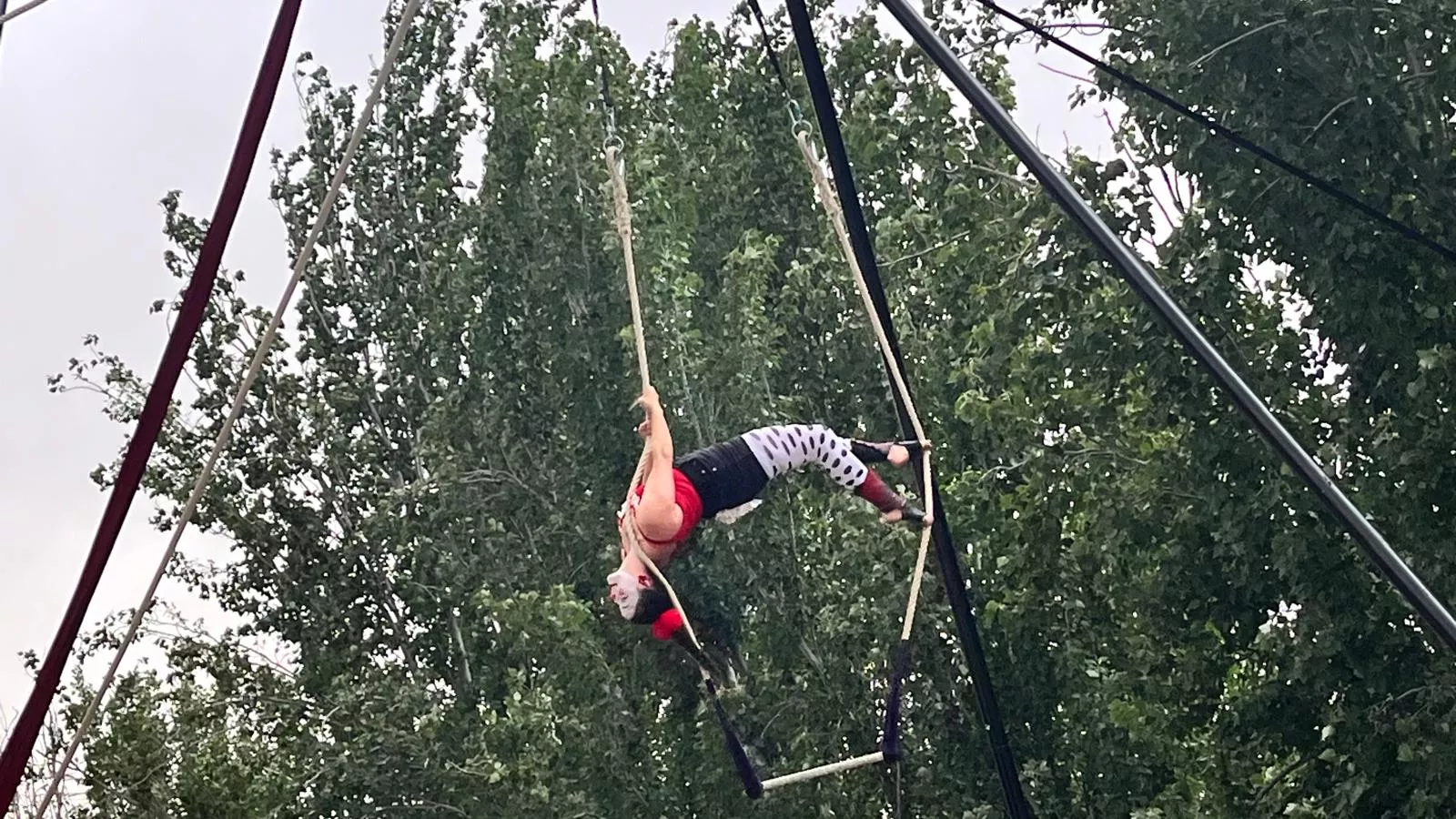 Muestra de la Escuela de Circo Capicúa en la plaza General Alsina. Foto Mercedes Manterola