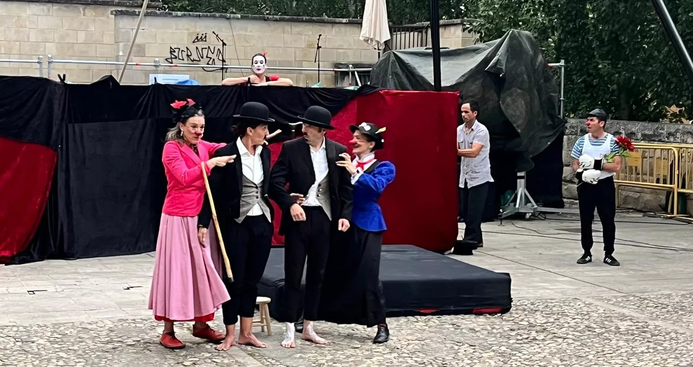Muestra de la Escuela de Circo Capicúa en la plaza General Alsina. Foto Mercedes Manterola