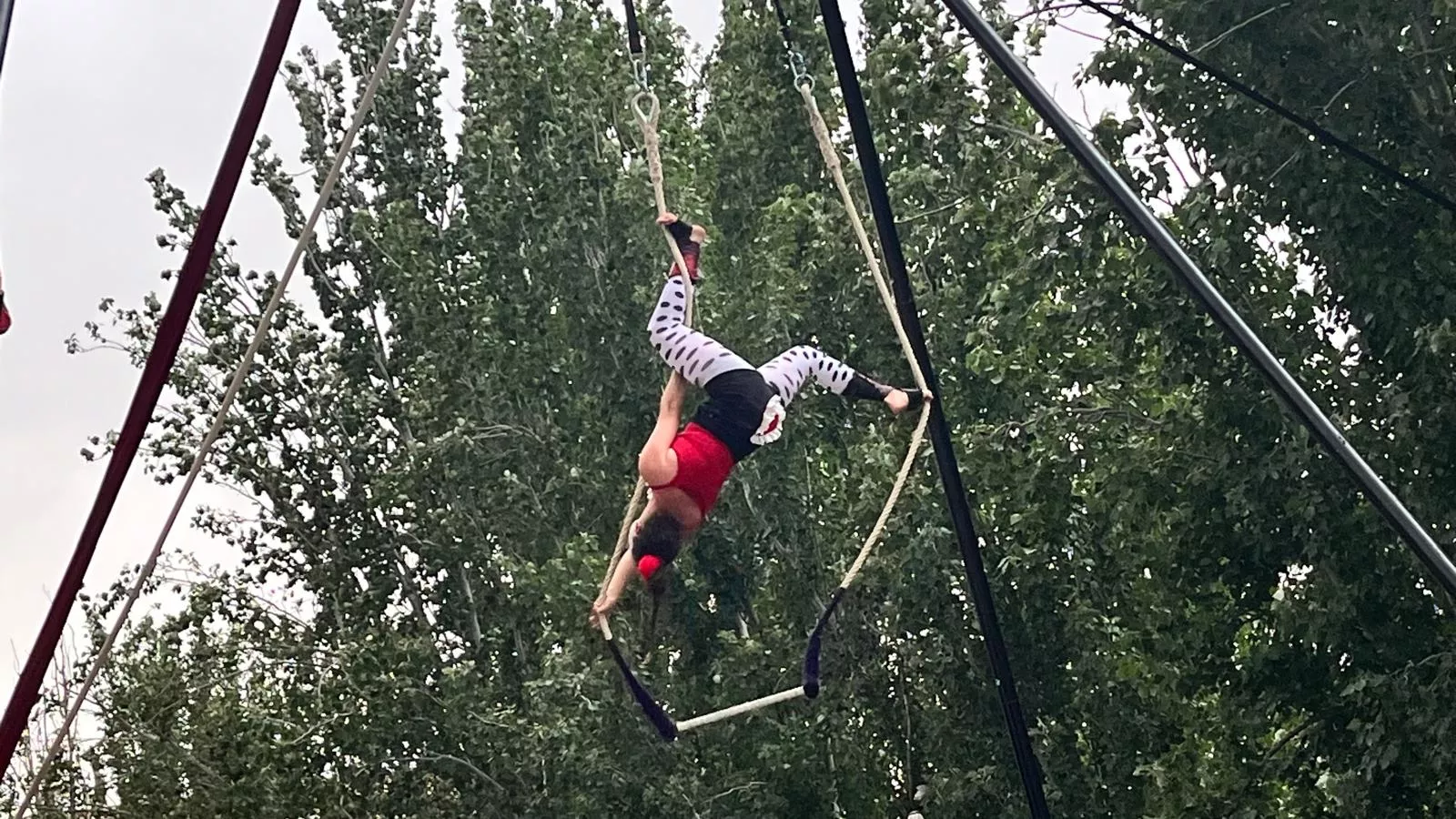 Muestra de la Escuela de Circo Capicúa en la plaza General Alsina. Foto Mercedes Manterola