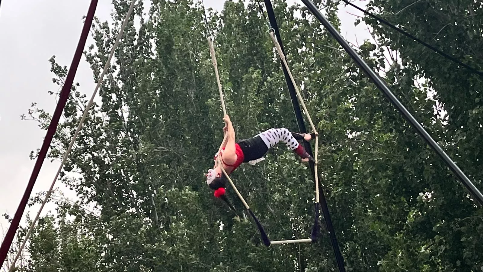 Muestra de la Escuela de Circo Capicúa en la plaza General Alsina. Foto Mercedes Manterola