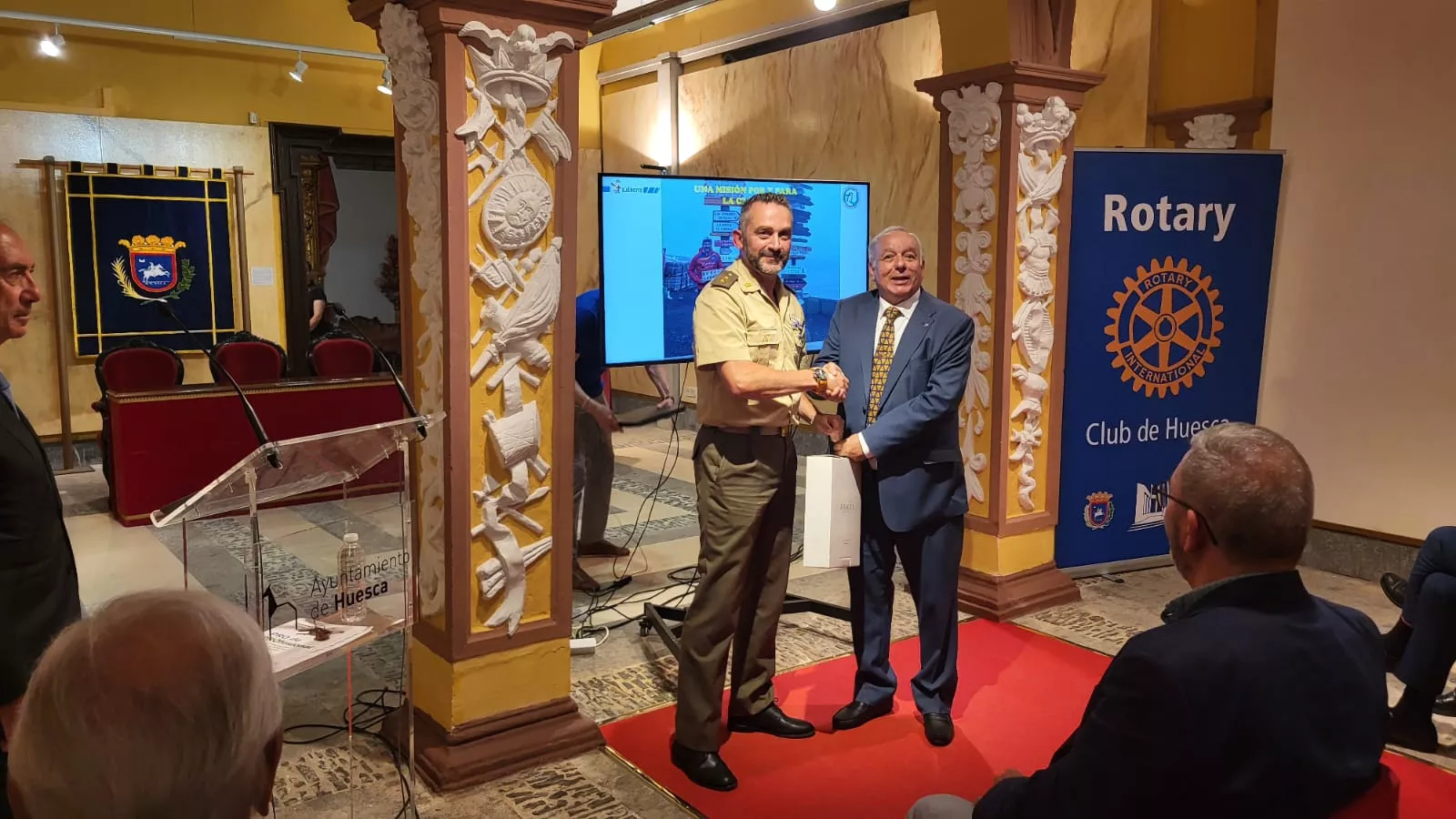 El teniente coronel Moreno Amatriain con el presidente del Rotary Club, José Luis González