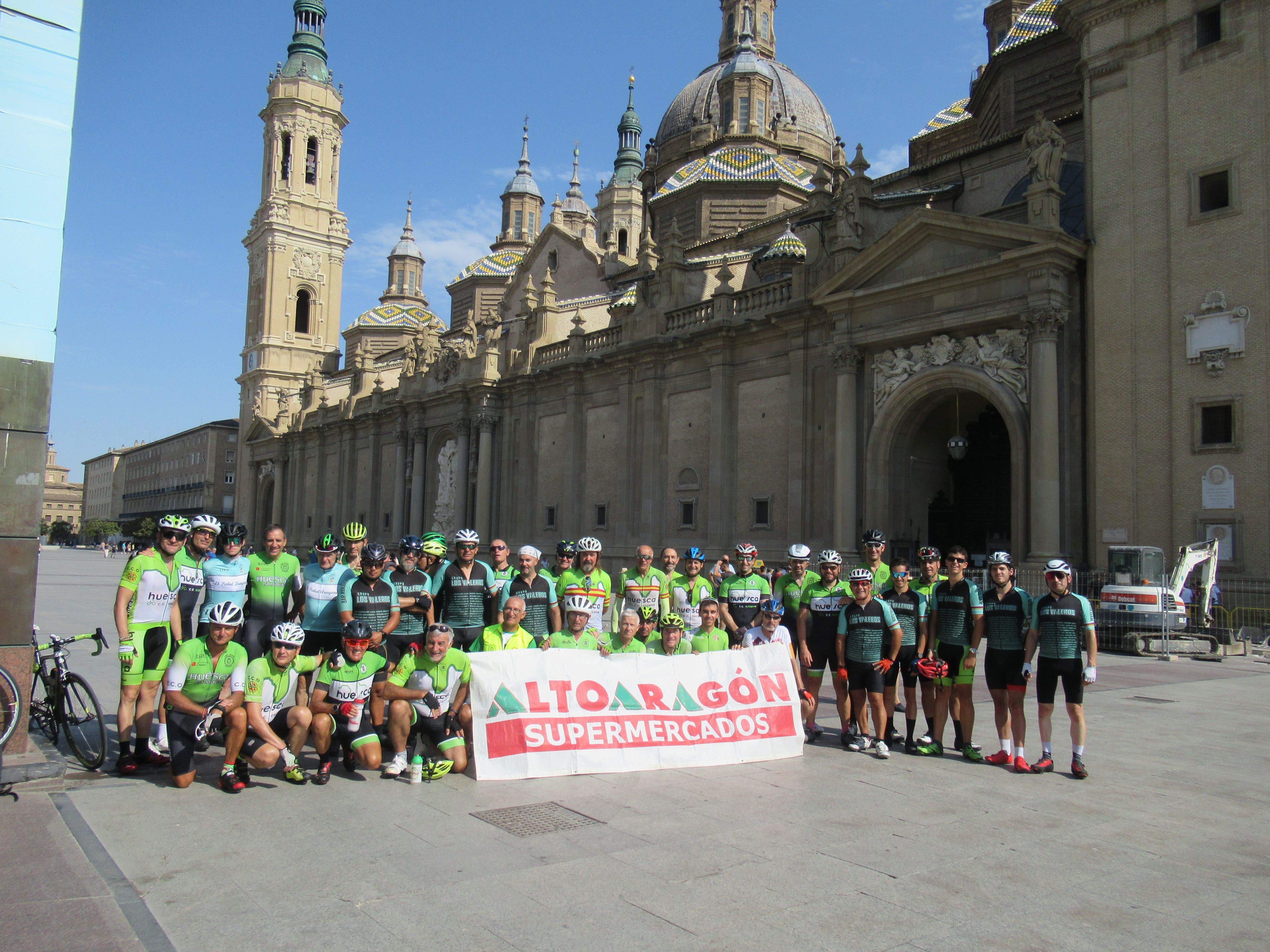 Participantes del CCO en la Plaza del Pilar de Zaragoza en el homenaje a Mariano Catalán