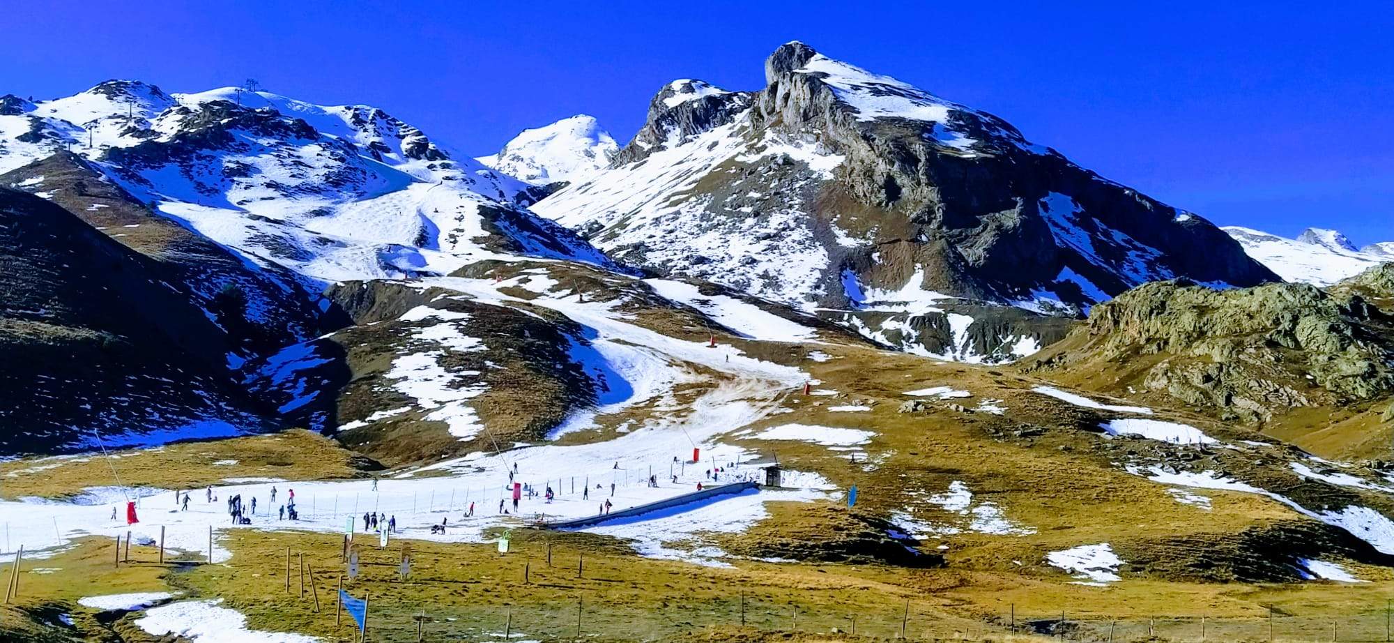 Muy poca nieve en la base de  las pistas, como puede apreciarse. Foto Joaquín Santafé
