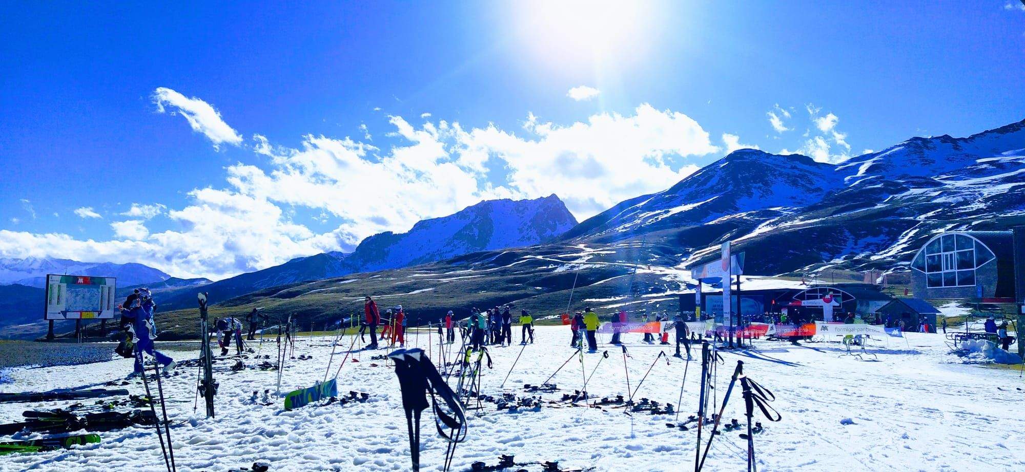 ... y más abundante en las cimas a las que había que remontar para disfrutar de este deporte.  Foto Joaquín Santafé