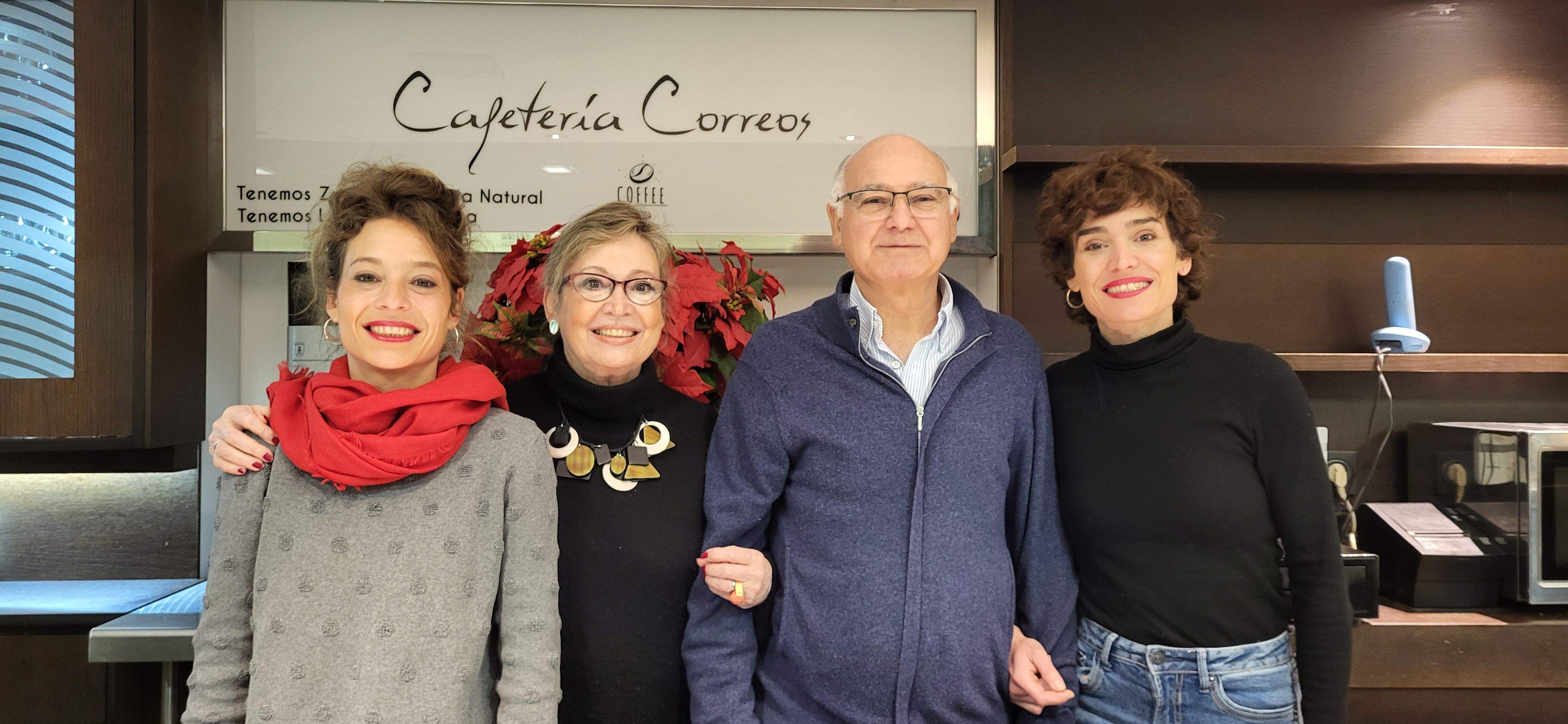 Laura, Montse, Ángel y Nuria en el Bar Correos.
