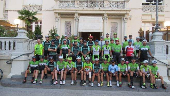 Participantes en la puerta del Casino de Huesca. Participantes en la puerta del Casino de Huesca.