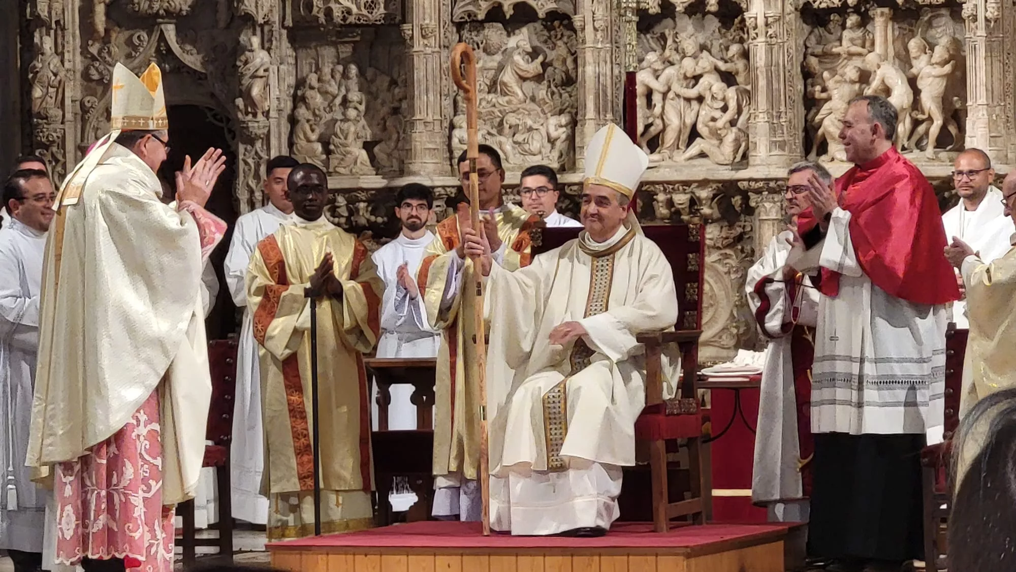 El obispo Pedro Aguado Cuesta, sentado ya en la Cátedra de la que ha tomado posesión