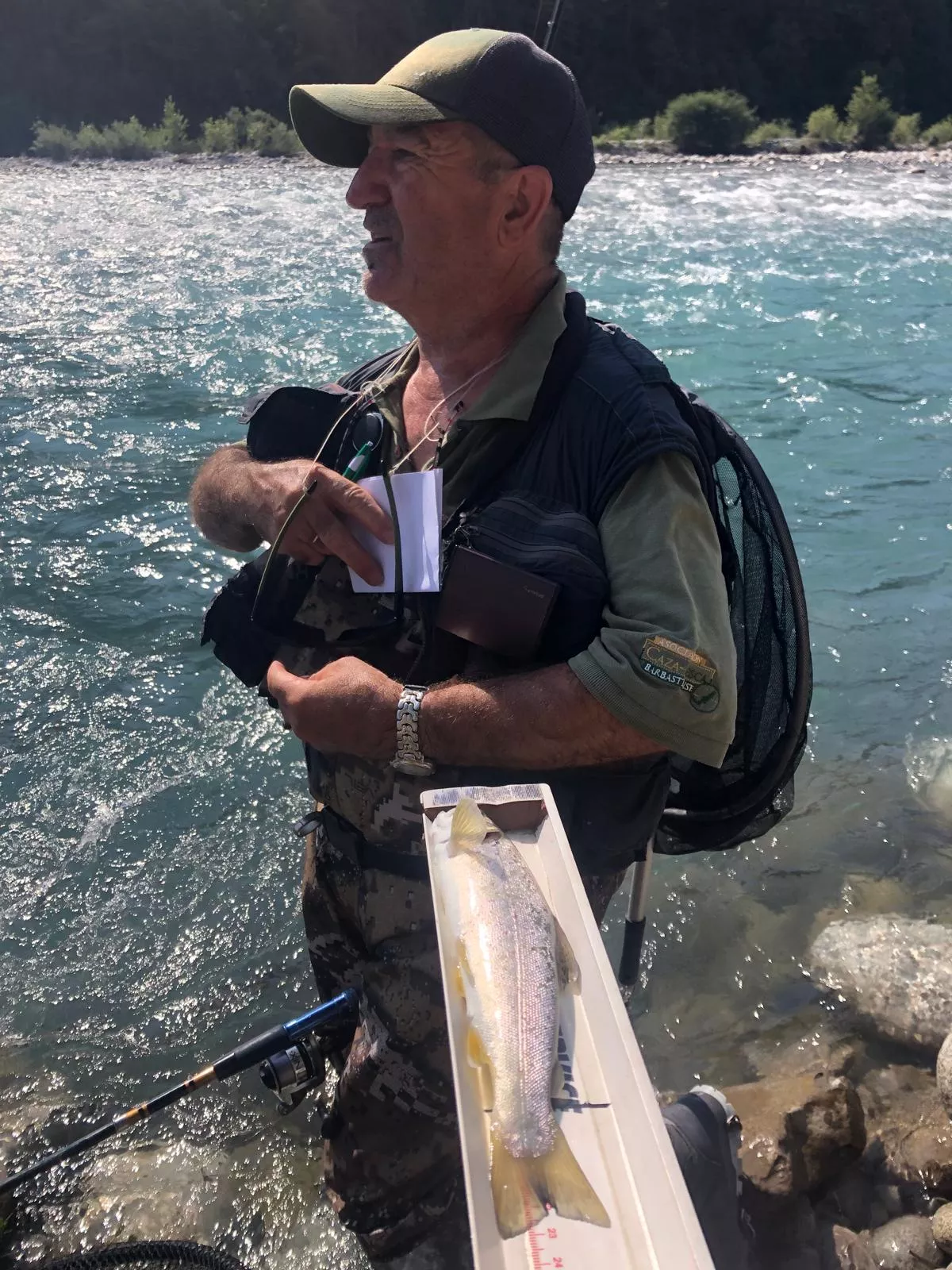 Faustino con una captura. Campeonato Social de la ACP Barbastrense