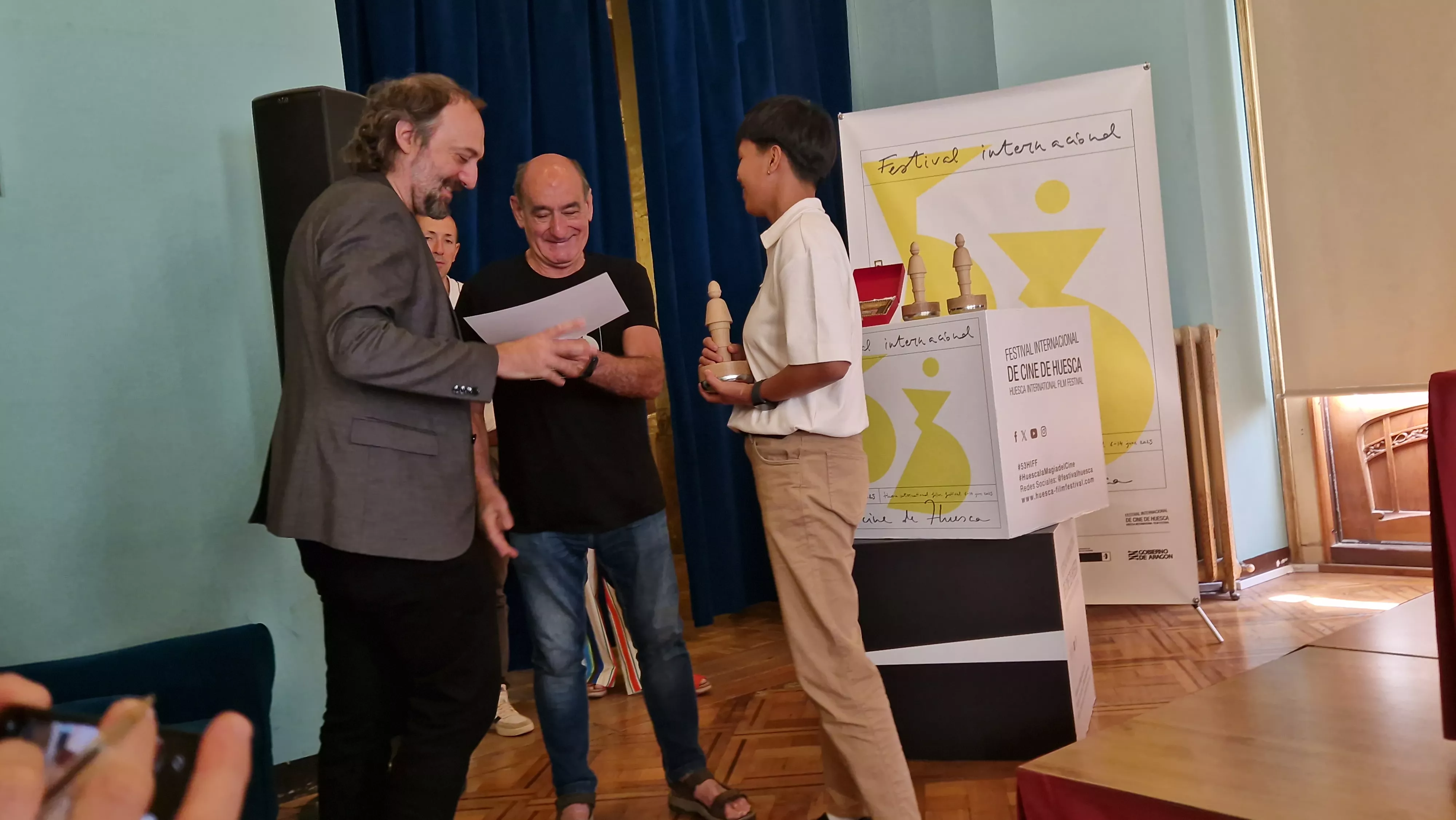 Diego Herrero y Kim recogen el premio que les entrega Manuel Avellanas. Foto Myriam Martínez