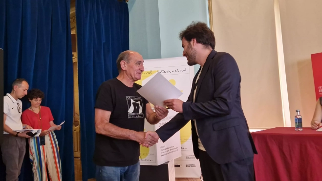 Manuel Avellana le entrega el premio a Luis Arrojo. Foto Myriam Martínez