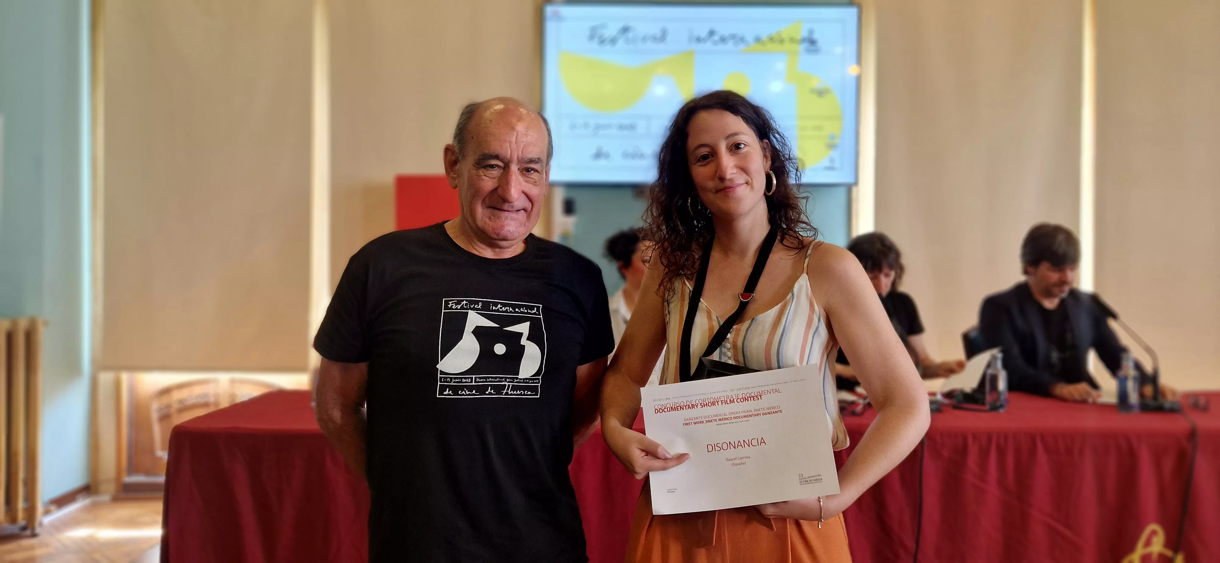 Manuel Avellanas y Raquel Larrosa, con el galardón. Foto Myriam Martínez