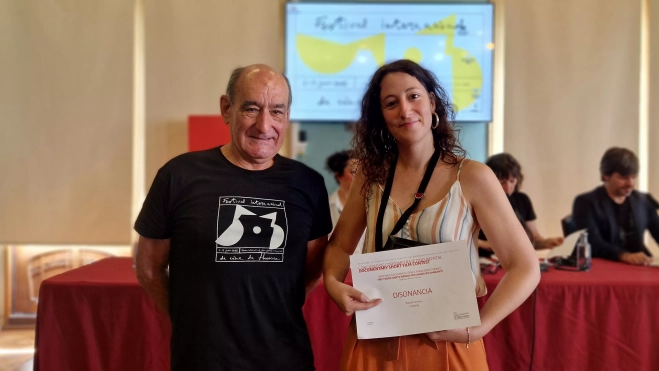 Manuel Avellanas y Raquel Larrosa, con el galardón. Foto Myriam Martínez