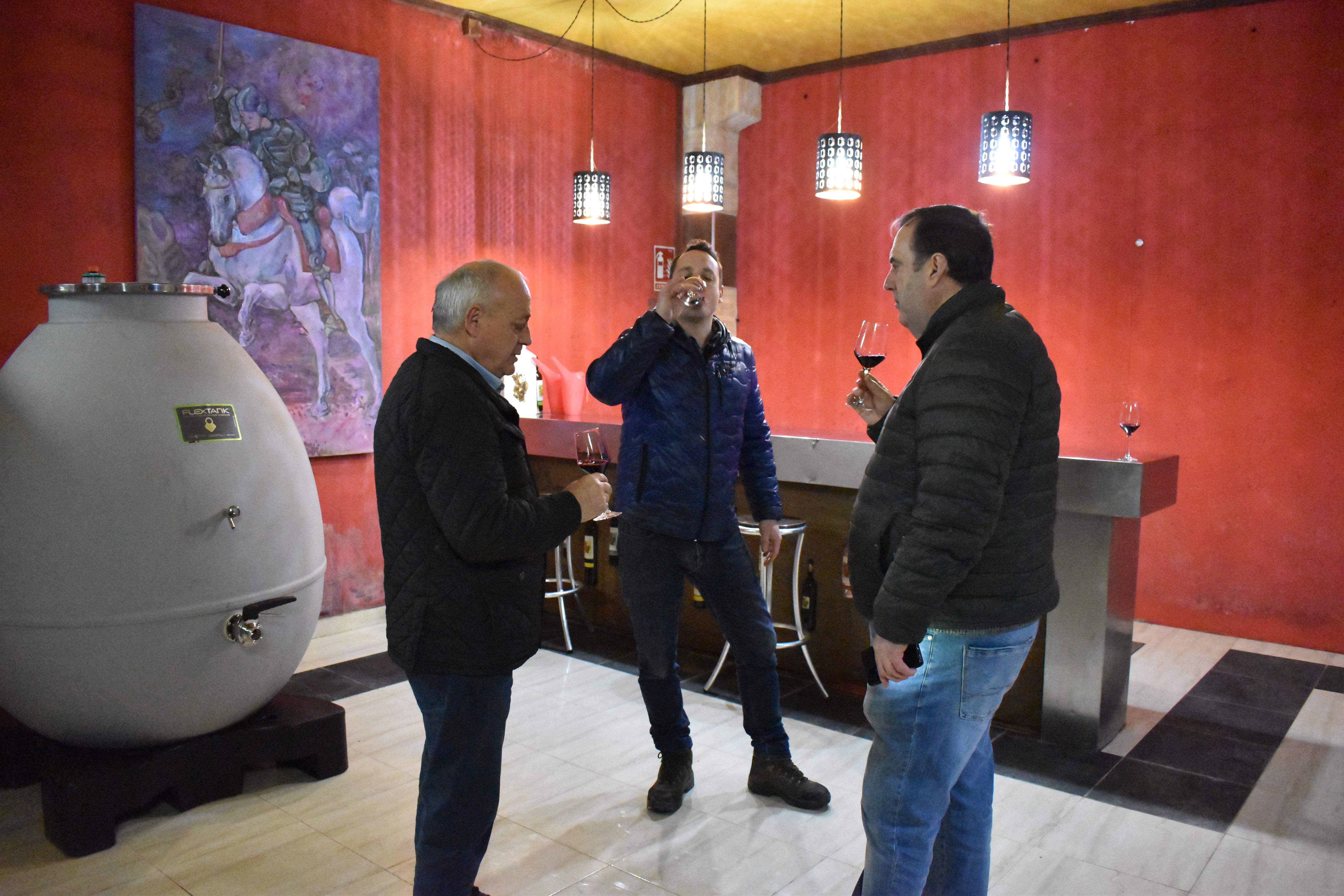 Jesús y Luis Abizanda con el depósito ovoideo y el cuadro de Luis Toro con un San Jorge al fondo. FOTOGRAFÍA CARLOS JALLE