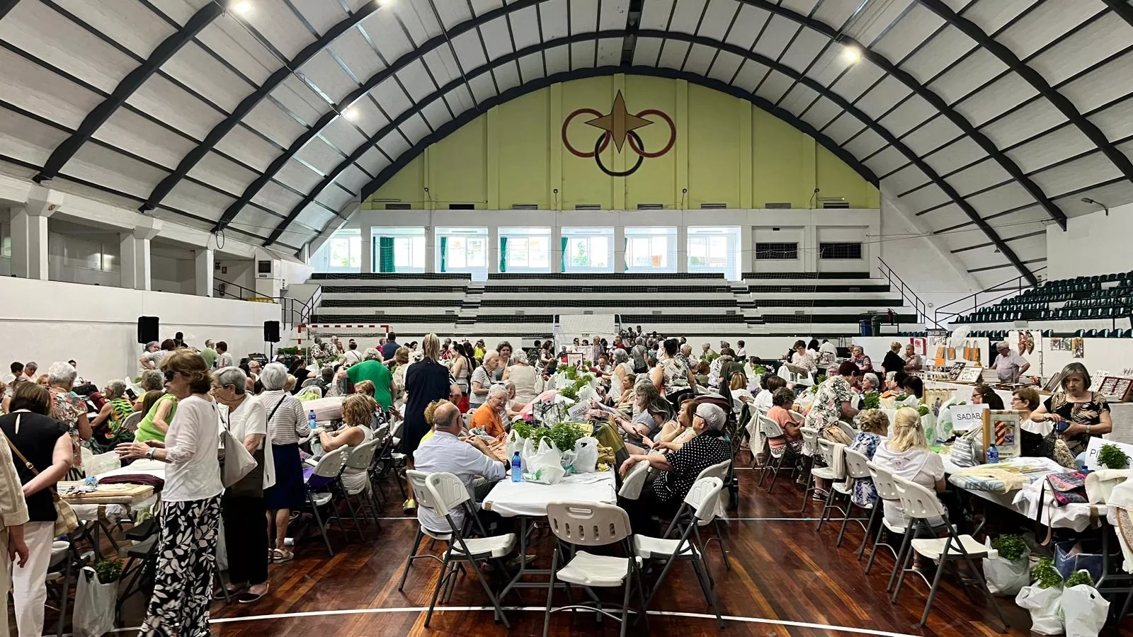 Encuentro de Bolillos Osca en el pabellón de deportes del parque. Foto Mercedes Manterola