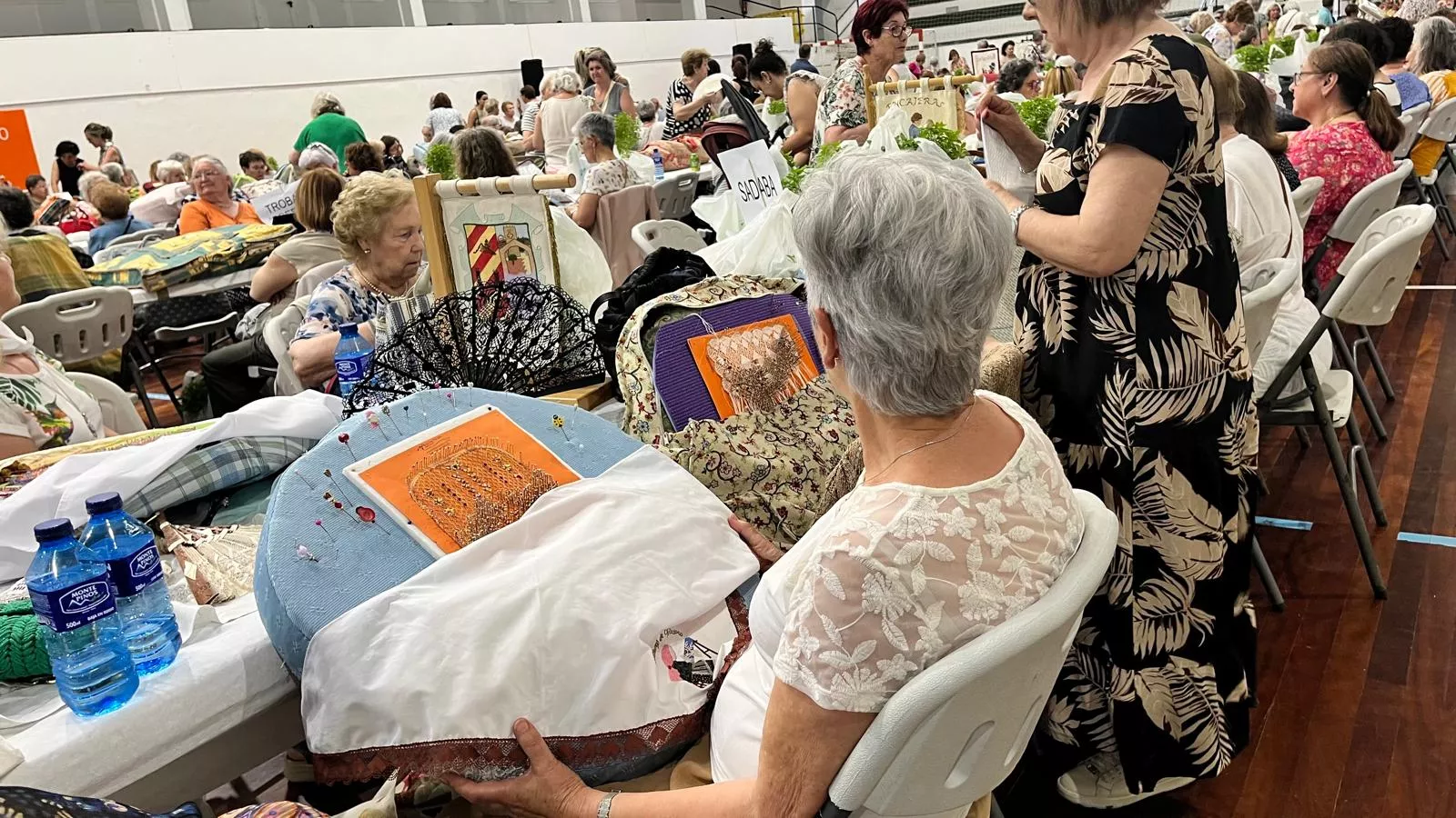 Encuentro de Bolillos Osca en el pabellón de deportes del parque. Foto Mercedes Manterola