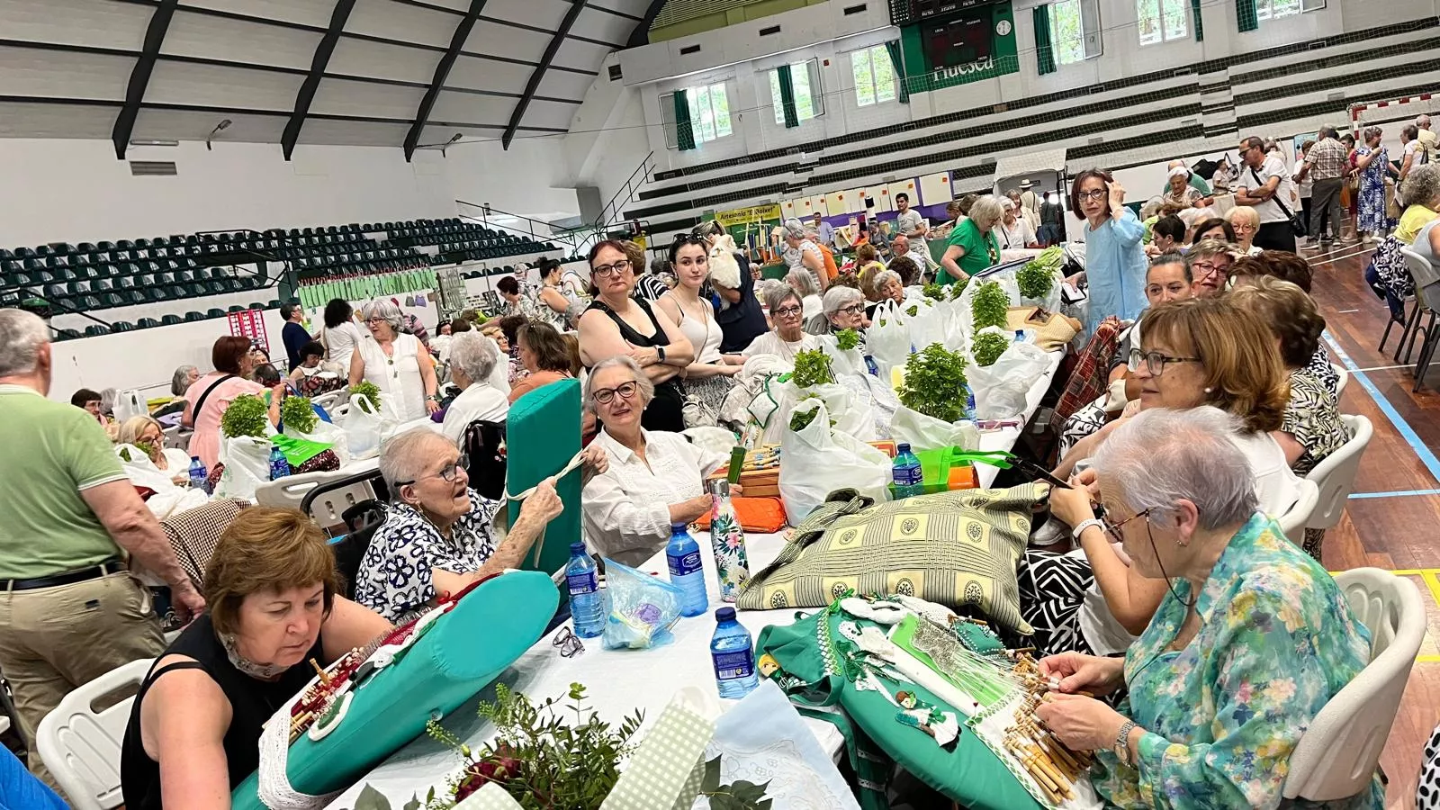 Encuentro de Bolillos Osca en el pabellón de deportes del parque. Foto Mercedes Manterola