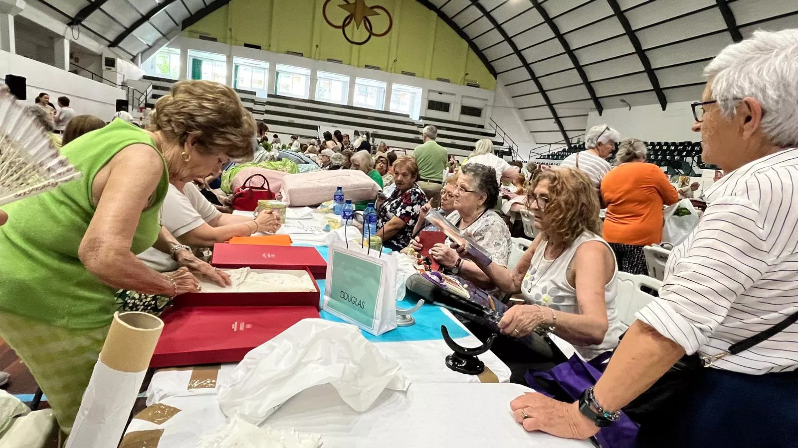 Encuentro de Bolillos Osca en el pabellón de deportes del parque. Foto Mercedes Manterola