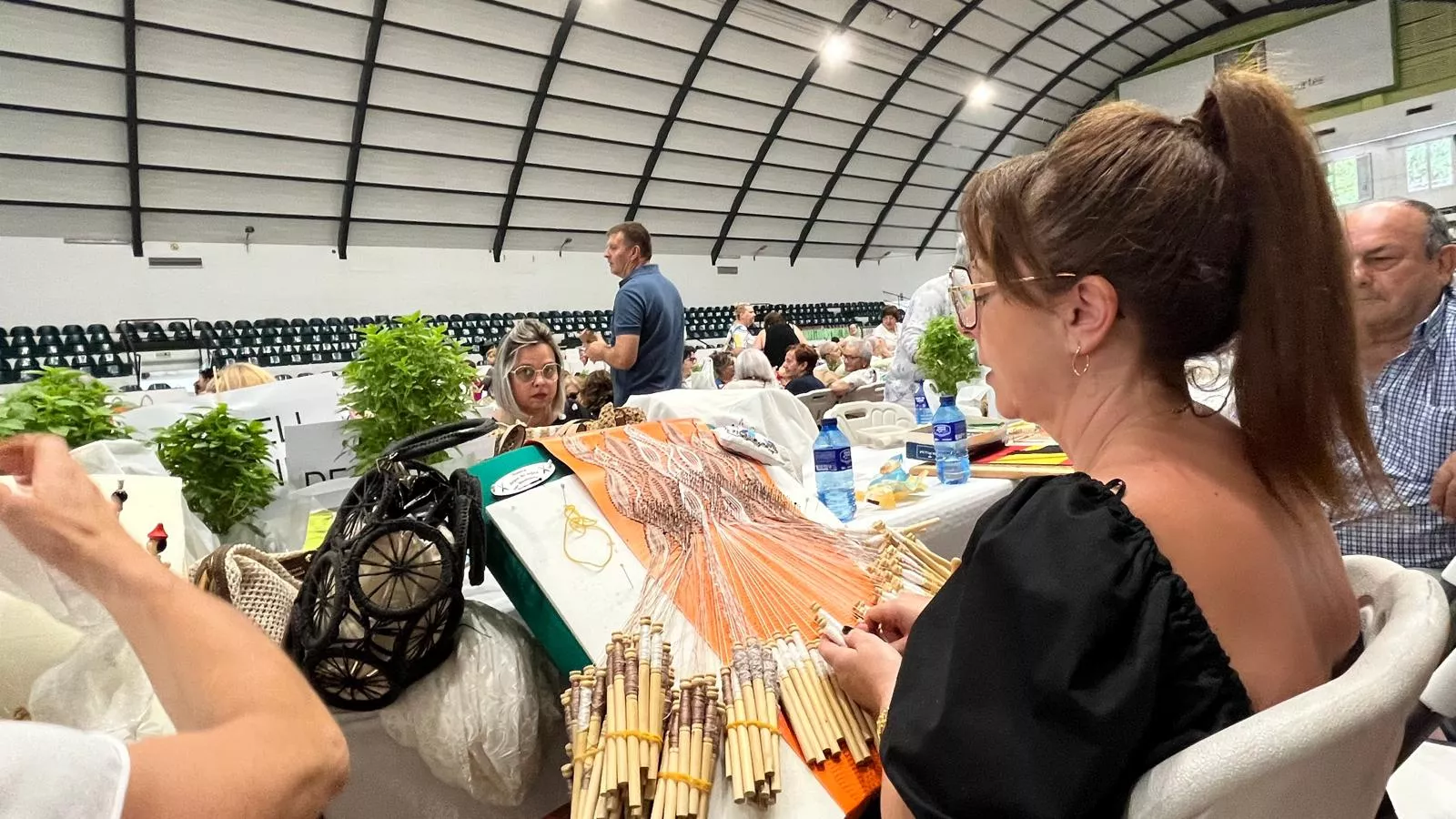 Encuentro de Bolillos Osca en el pabellón de deportes del parque. Foto Mercedes Manterola