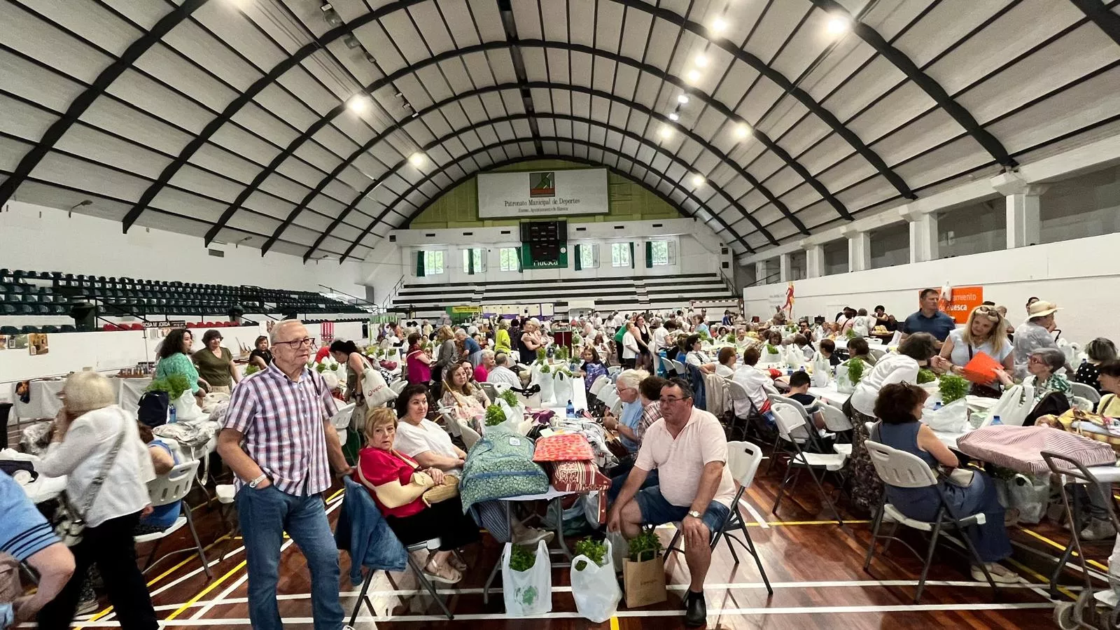 Encuentro de Bolillos Osca en el pabellón de deportes del parque. Foto Mercedes Manterola