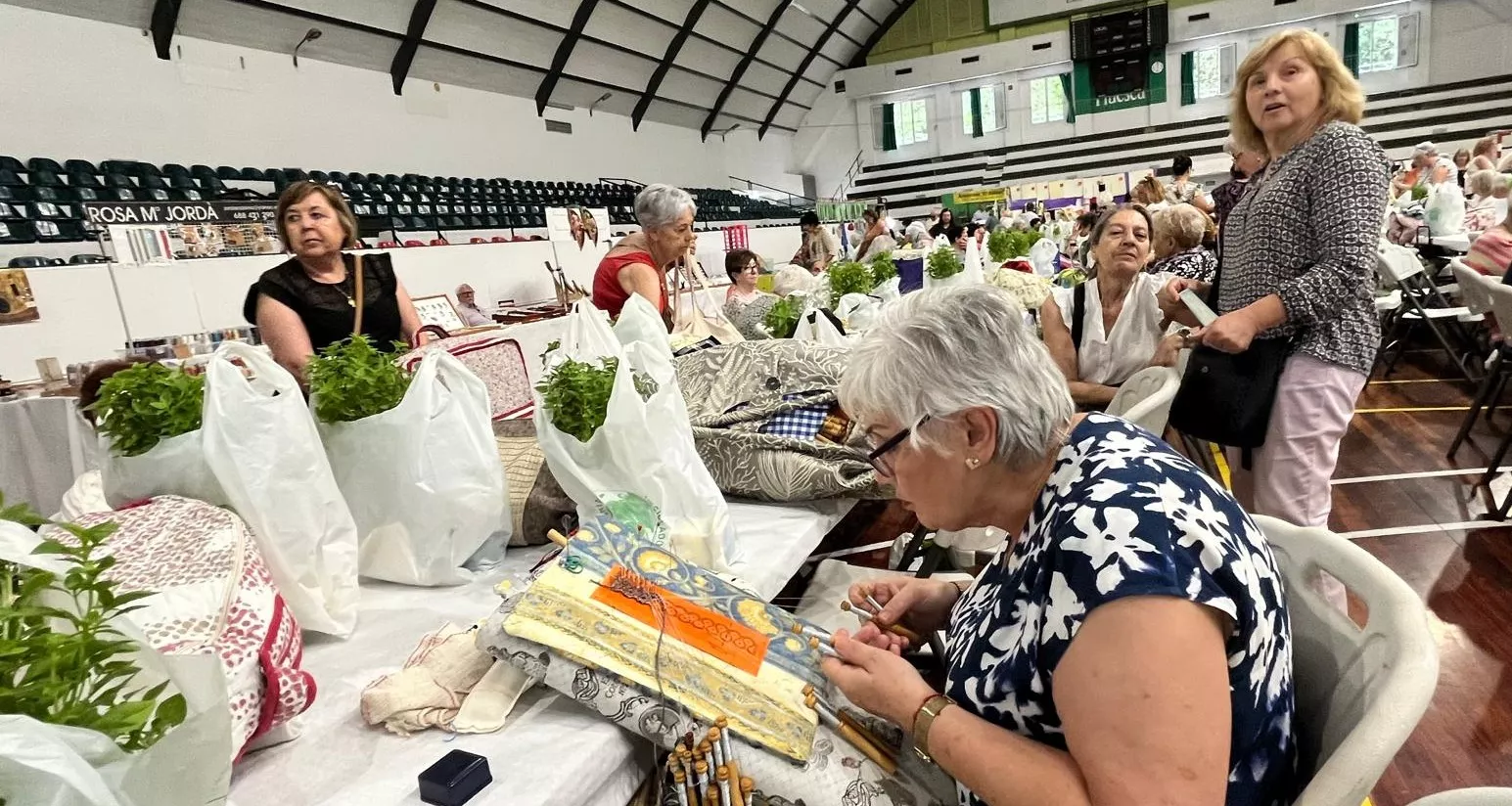 Encuentro de Bolillos Osca en el pabellón de deportes del parque. Foto Mercedes Manterola