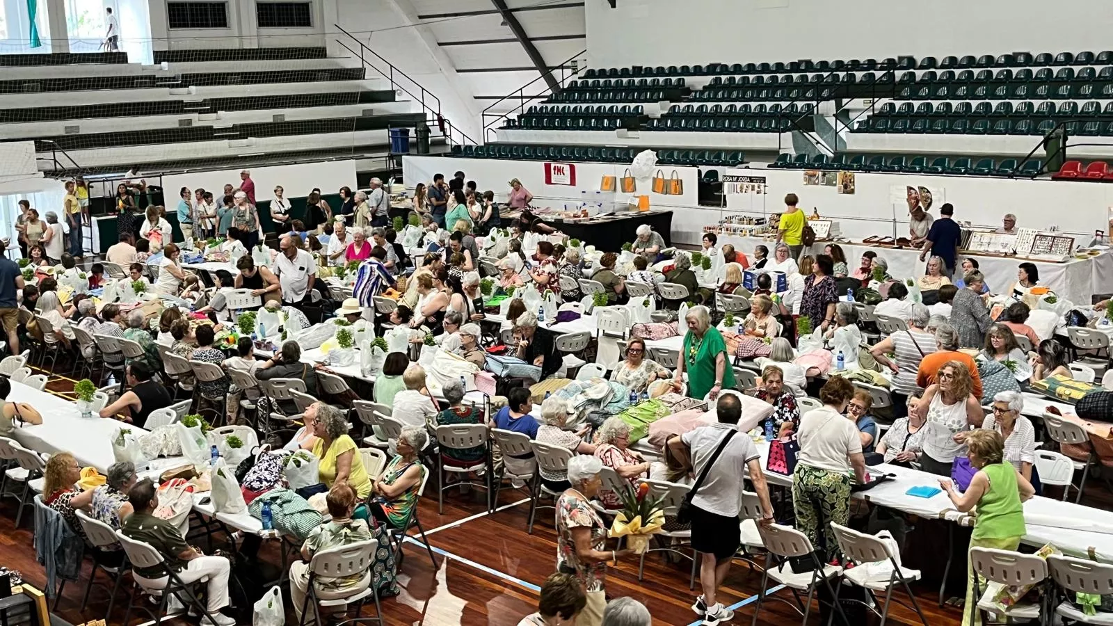 Encuentro de Bolillos Osca en el pabellón de deportes del parque. Foto Mercedes Manterola