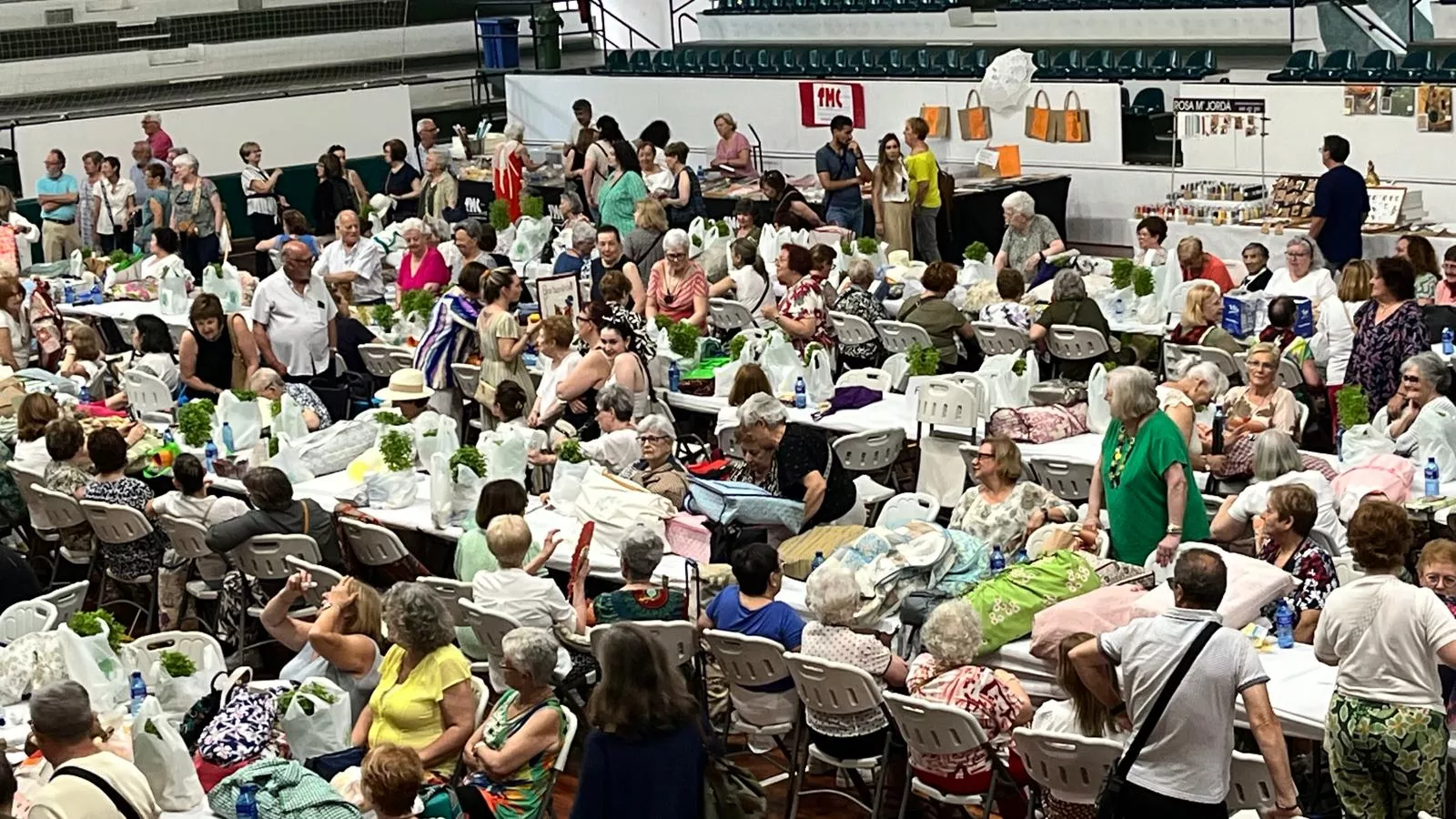 Encuentro de Bolillos Osca en el pabellón de deportes del parque. Foto Mercedes Manterola