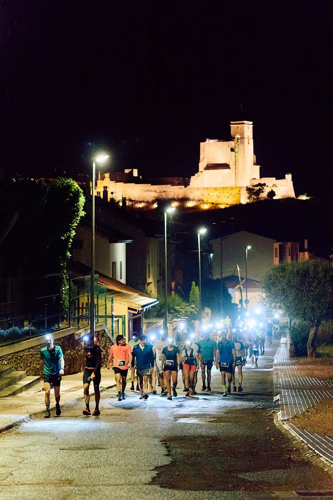 Corredores en la vuelta nocturna a su paso por la población de Benabarre. Foto: Mario Gascón