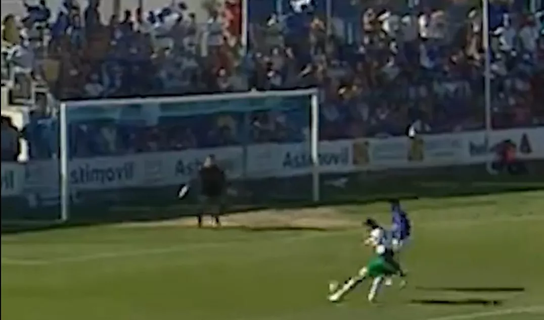 El golazo de Roberto, propio de un crack, que allanó el ascenso a Segunda División