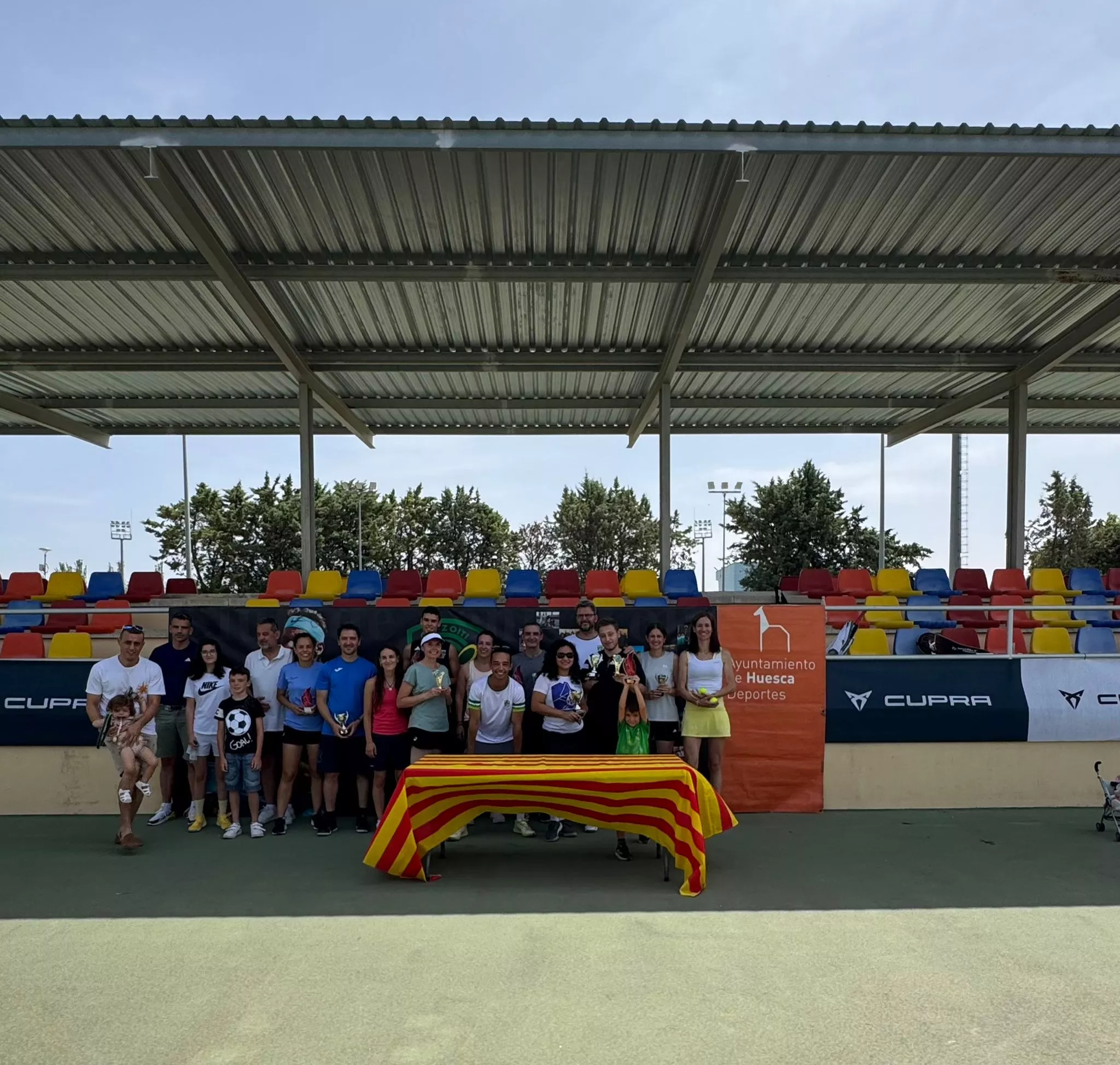Foto de familia de los premiados