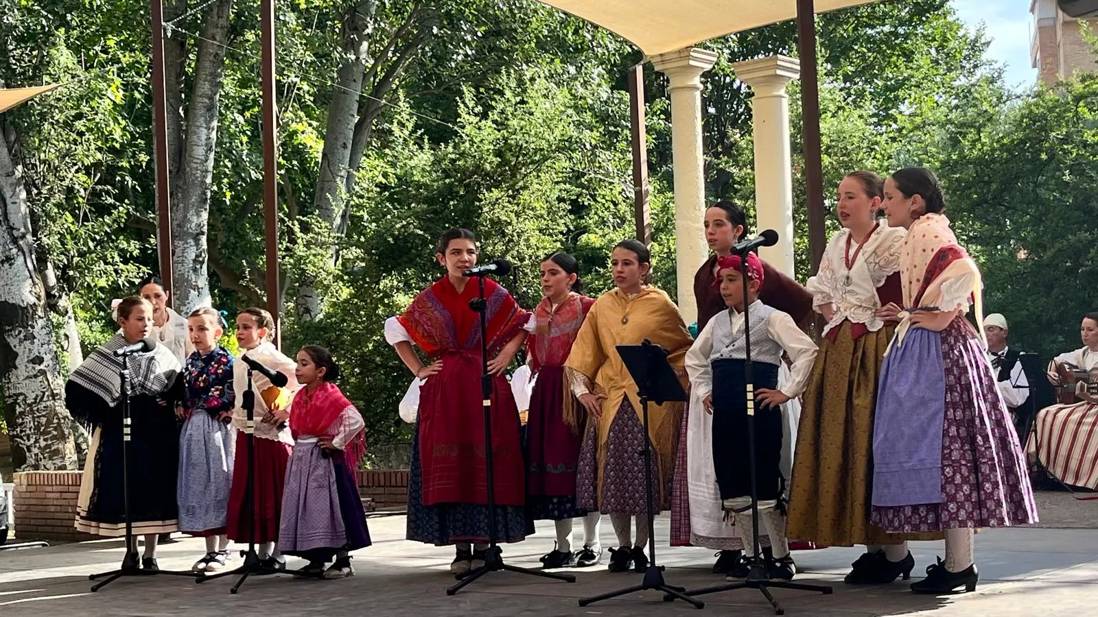 Actuación de la escuela del Grupo Folklórico Elenco Aragonés en el Ciclo de Primavera. Foto Mercedes Manterola