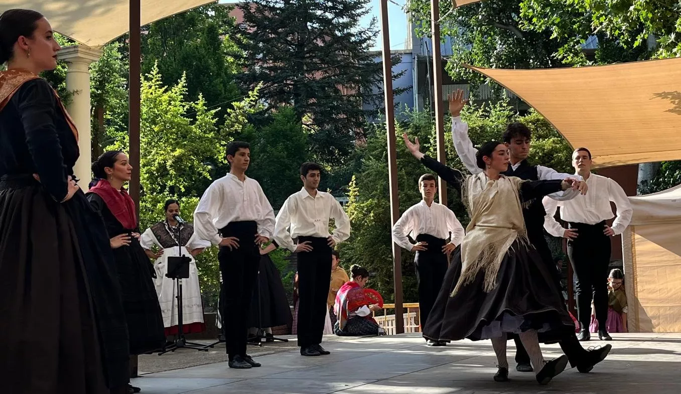 Actuación de la escuela del Grupo Folklórico Elenco Aragonés en el Ciclo de Primavera. Foto Mercedes Manterola