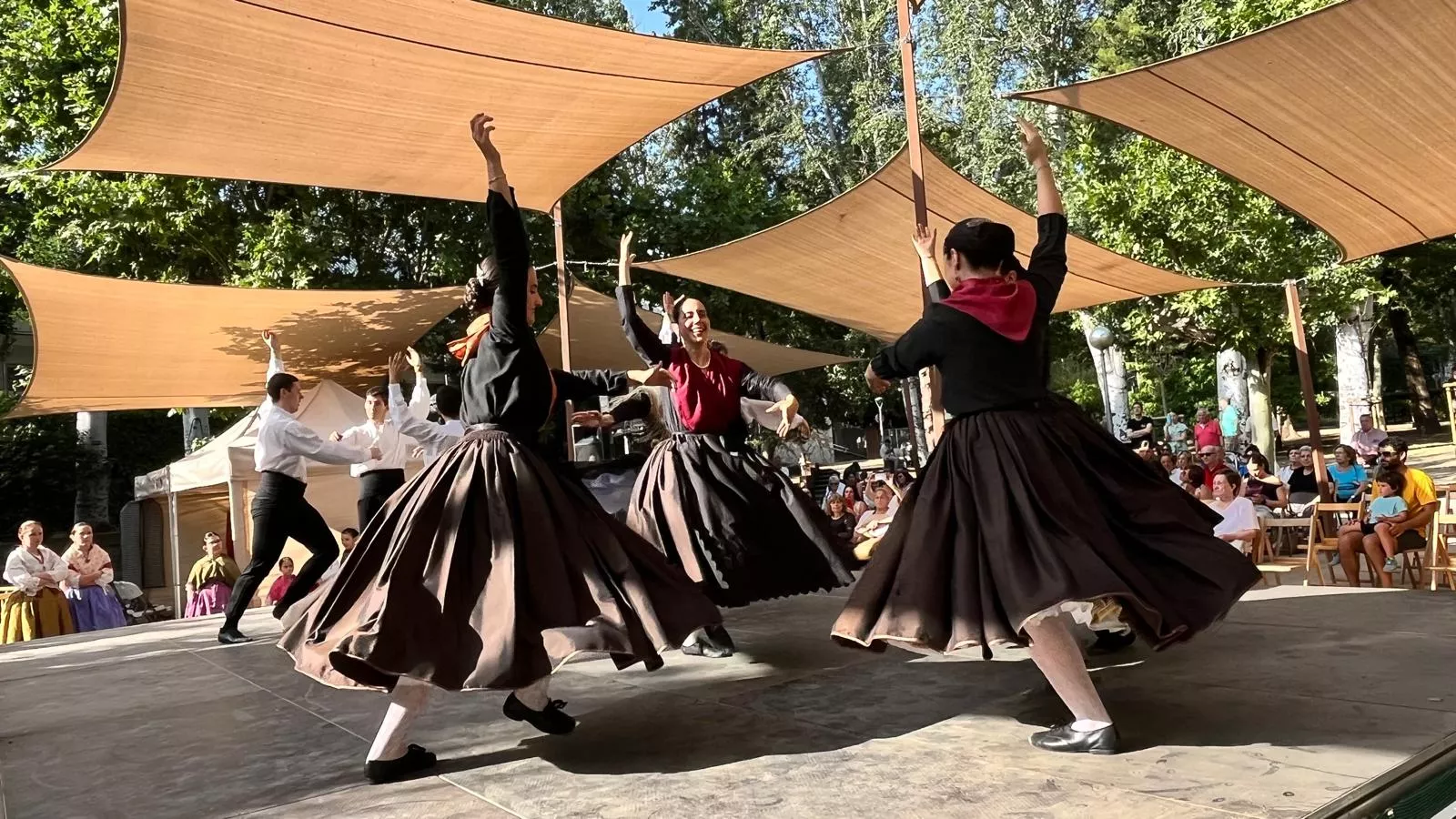 Actuación de la escuela del Grupo Folklórico Elenco Aragonés en el Ciclo de Primavera. Foto Mercedes Manterola