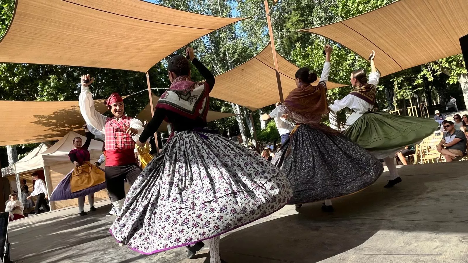 Actuación de la escuela del Grupo Folklórico Elenco Aragonés en el Ciclo de Primavera. Foto Mercedes Manterola