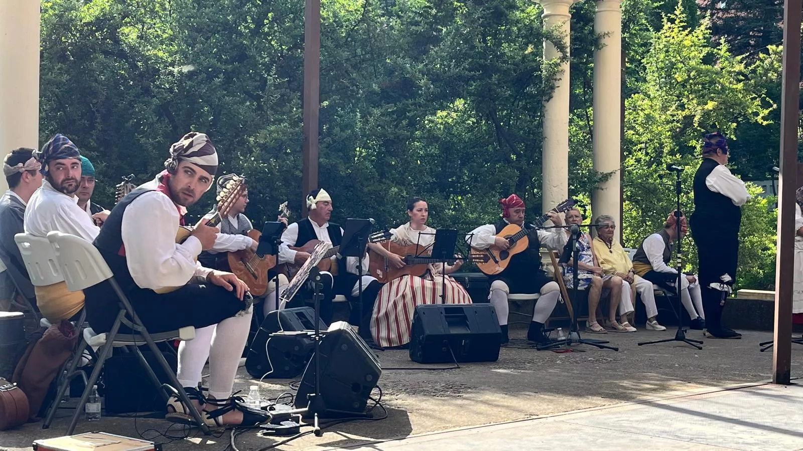 Actuación de la escuela del Grupo Folklórico Elenco Aragonés en el Ciclo de Primavera. Foto Mercedes Manterola
