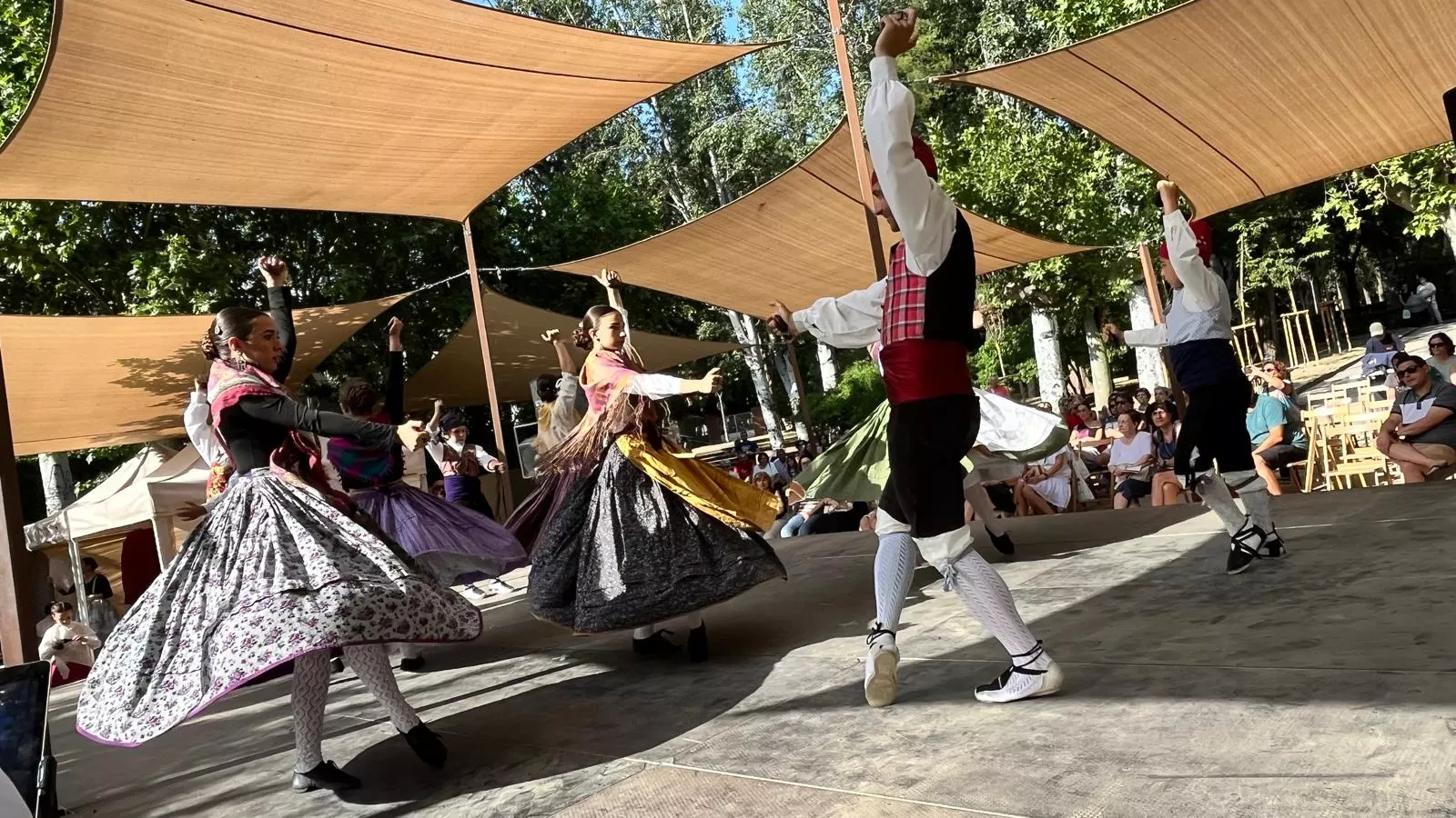 Actuación de la escuela del Grupo Folklórico Elenco Aragonés en el Ciclo de Primavera. Foto Mercedes Manterola