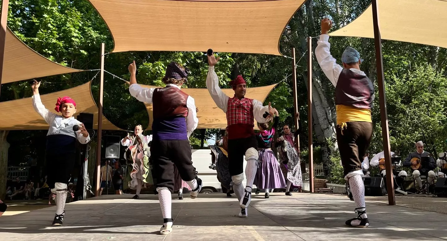 Actuación de la escuela del Grupo Folklórico Elenco Aragonés en el Ciclo de Primavera. Foto Mercedes Manterola