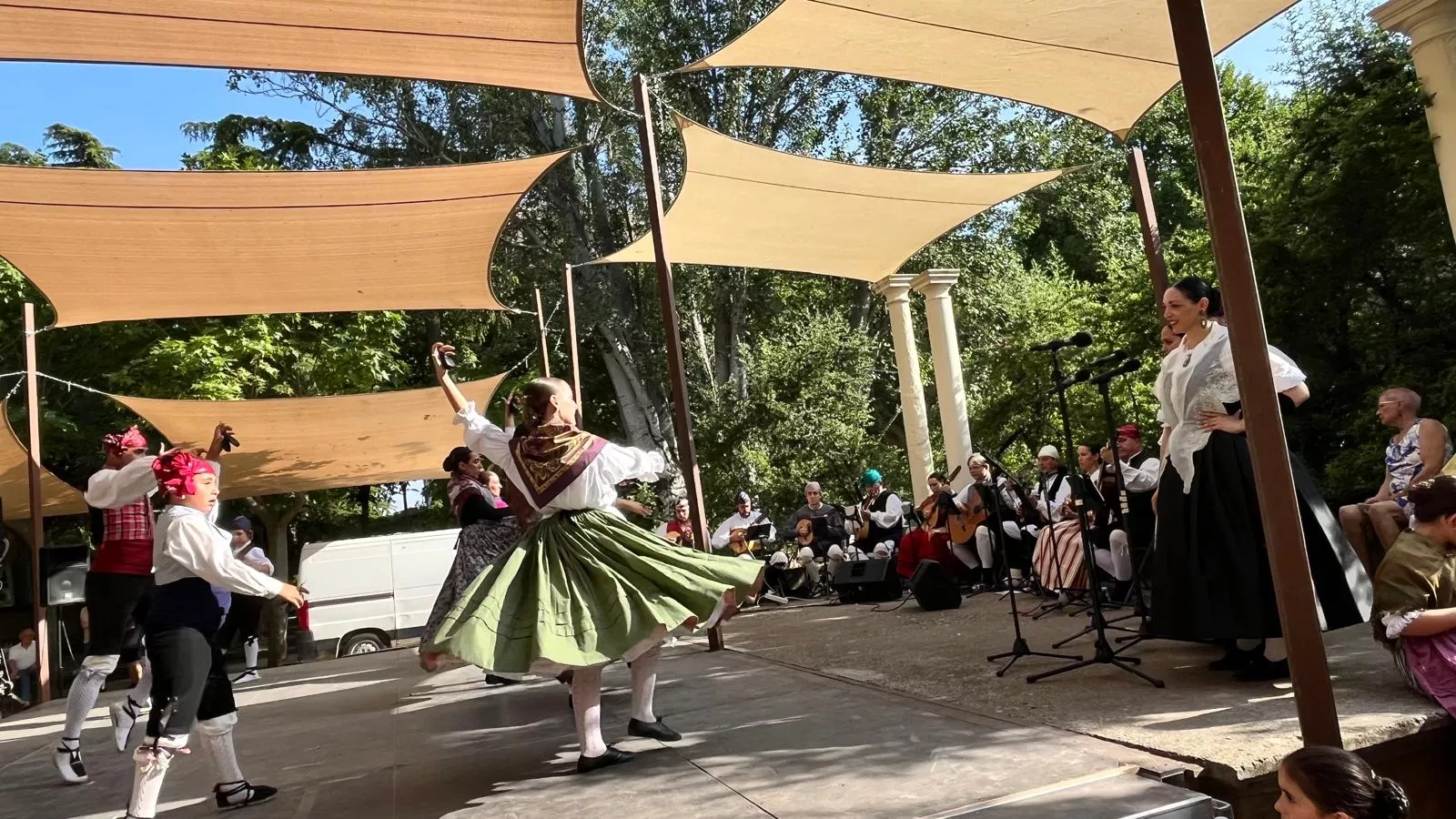 Actuación de la escuela del Grupo Folklórico Elenco Aragonés en el Ciclo de Primavera. Foto Mercedes Manterola