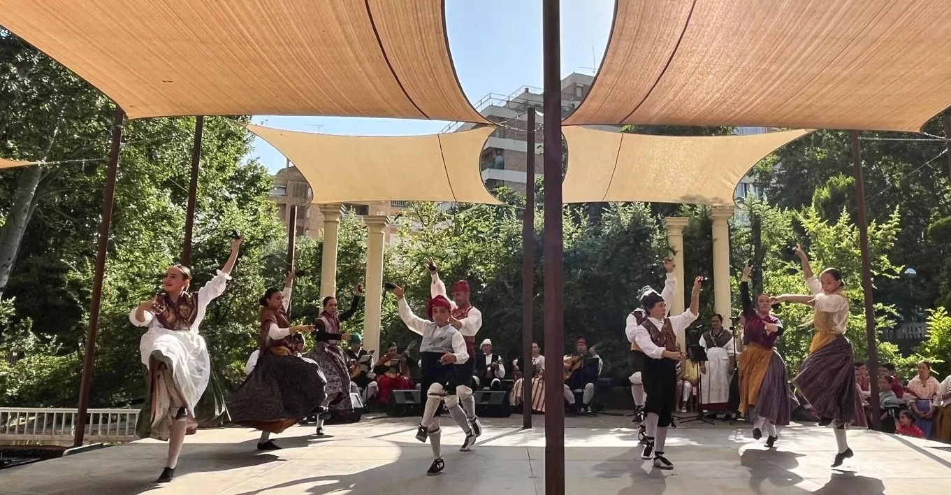 Actuación de la escuela del Grupo Folklórico Elenco Aragonés en el Ciclo de Primavera. Foto Mercedes Manterola