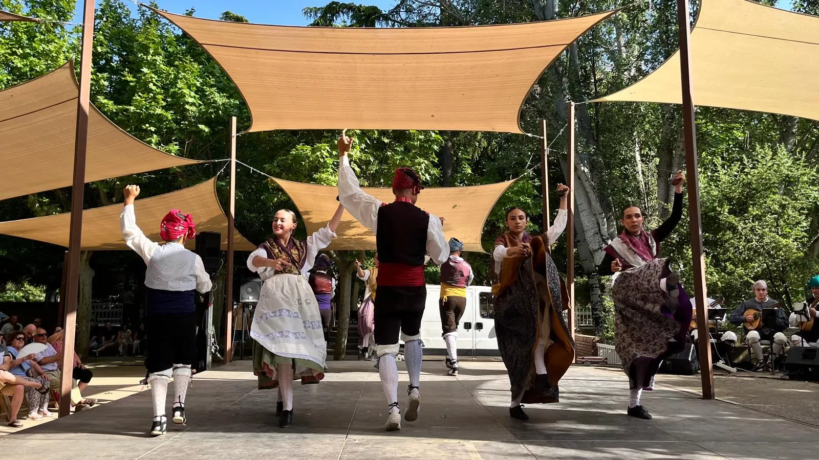 Actuación de la escuela del Grupo Folklórico Elenco Aragonés en el Ciclo de Primavera. Foto Mercedes Manterola