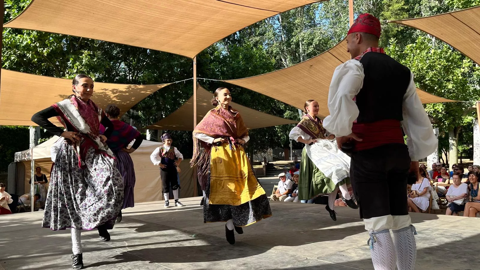 Actuación de la escuela del Grupo Folklórico Elenco Aragonés en el Ciclo de Primavera. Foto Mercedes Manterola