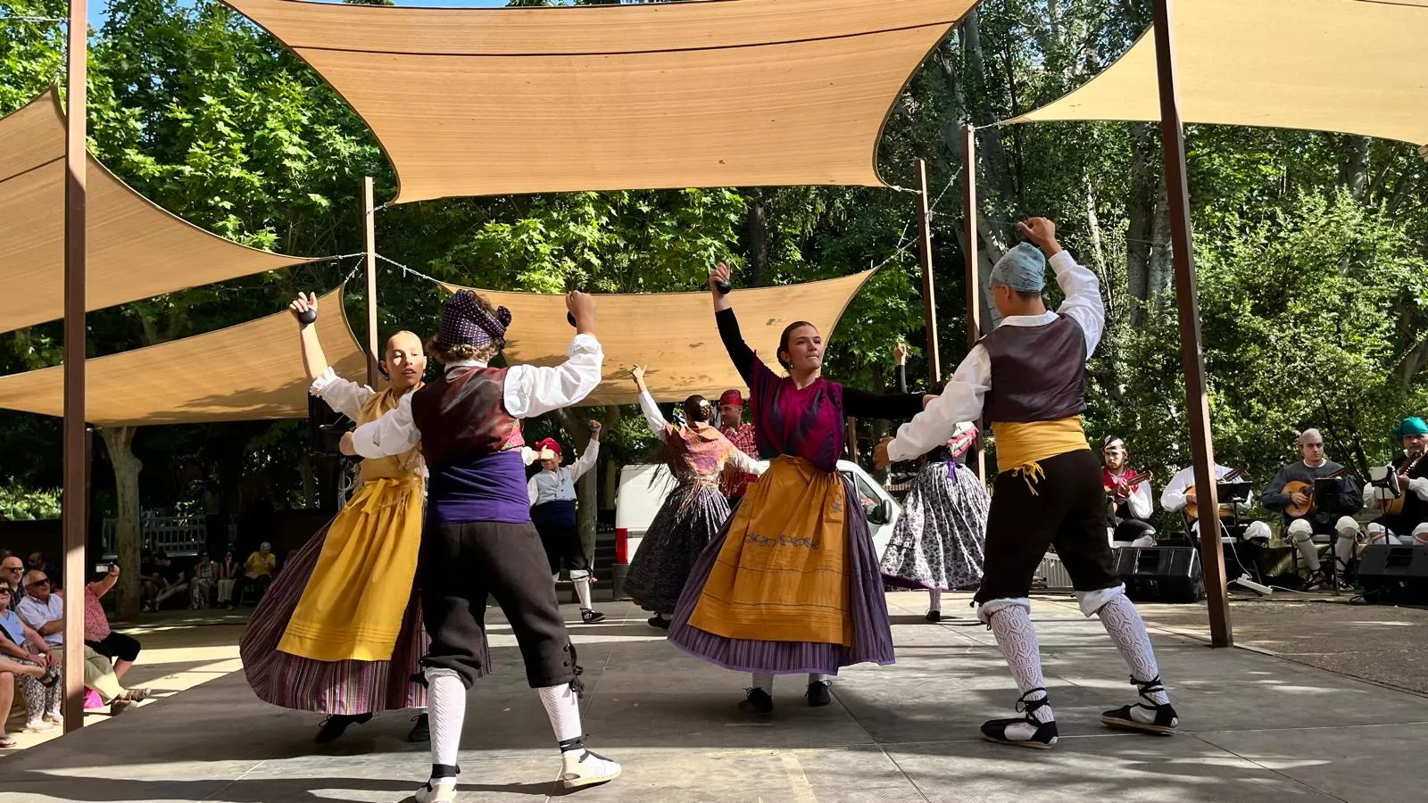 Actuación de la escuela del Grupo Folklórico Elenco Aragonés en el Ciclo de Primavera. Foto Mercedes Manterola