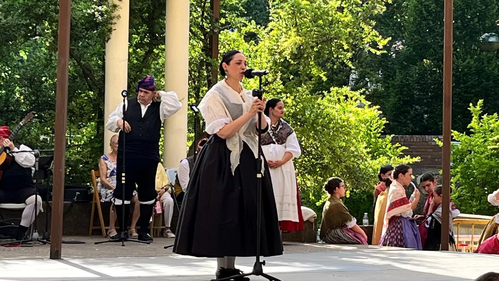 Actuación de la escuela del Grupo Folklórico Elenco Aragonés en el Ciclo de Primavera. Foto Mercedes Manterola