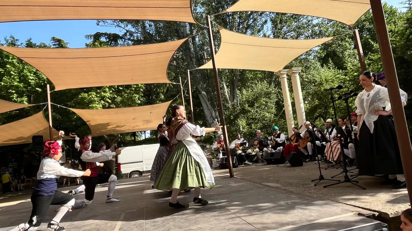 Actuación de la escuela del Grupo Folklórico Elenco Aragonés en el Ciclo de Primavera. Foto Mercedes Manterola