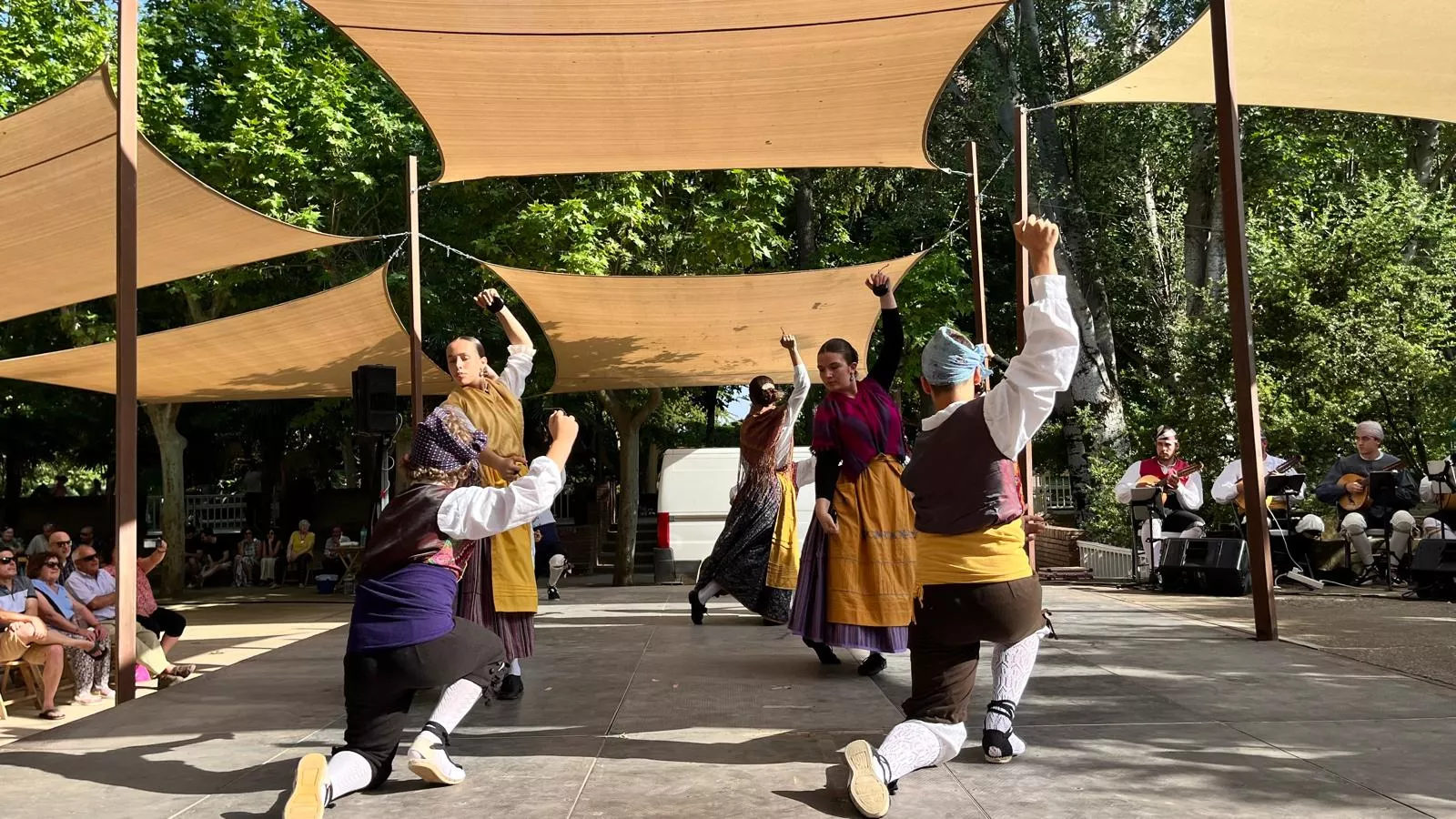 Actuación de la escuela del Grupo Folklórico Elenco Aragonés en el Ciclo de Primavera. Foto Mercedes Manterola