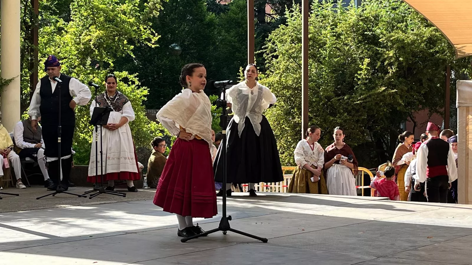 Actuación de la escuela del Grupo Folklórico Elenco Aragonés en el Ciclo de Primavera. Foto Mercedes Manterola