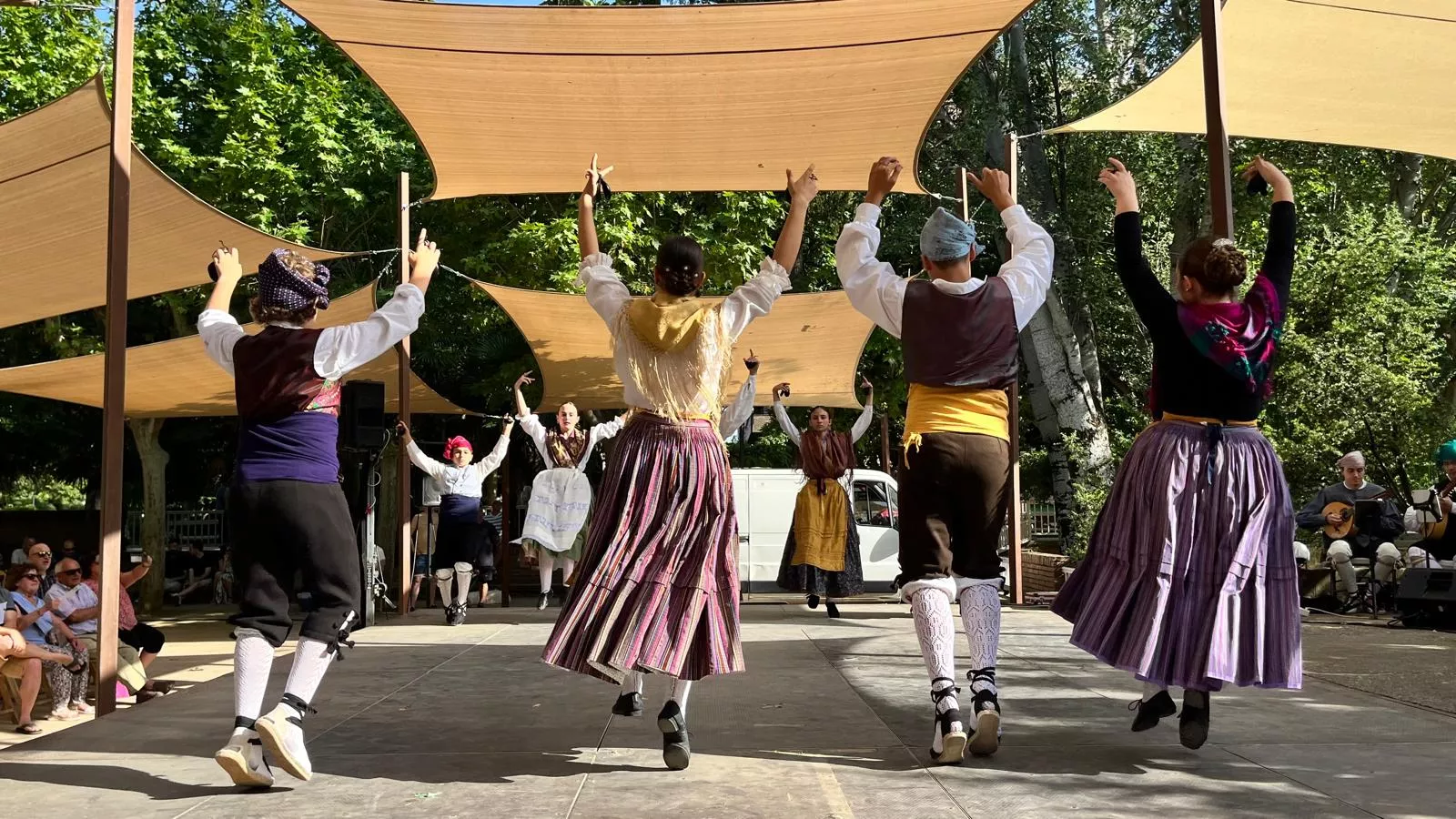 Actuación de la escuela del Grupo Folklórico Elenco Aragonés en el Ciclo de Primavera. Foto Mercedes Manterola